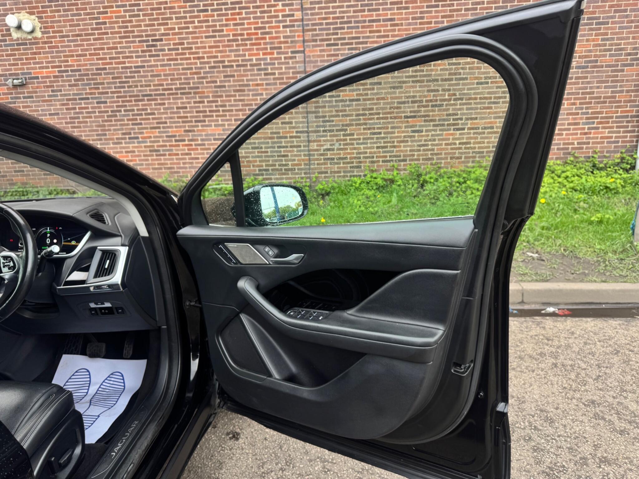 Jaguar I-Pace - Image 40