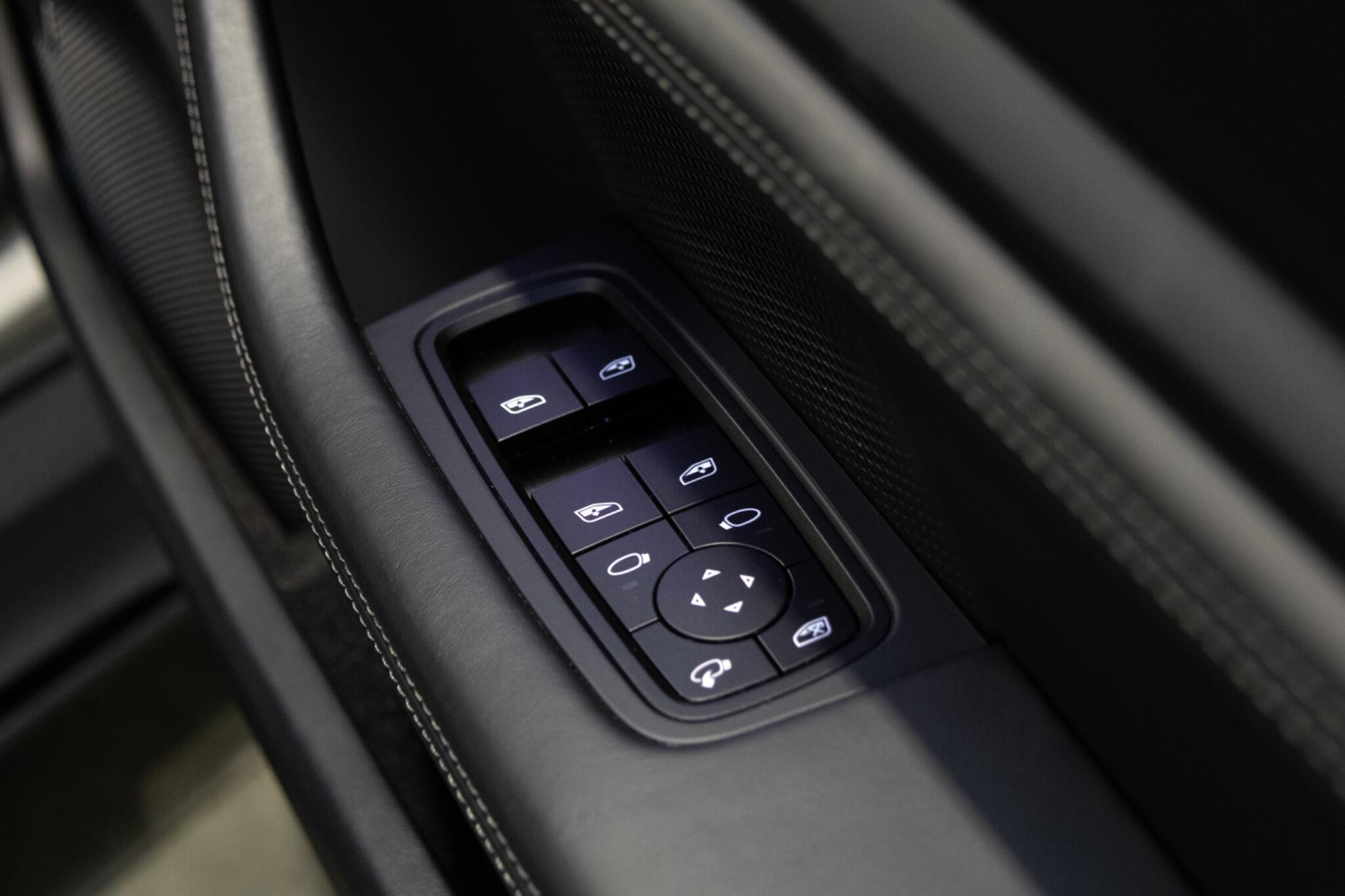 Porsche Taycan - Image 17