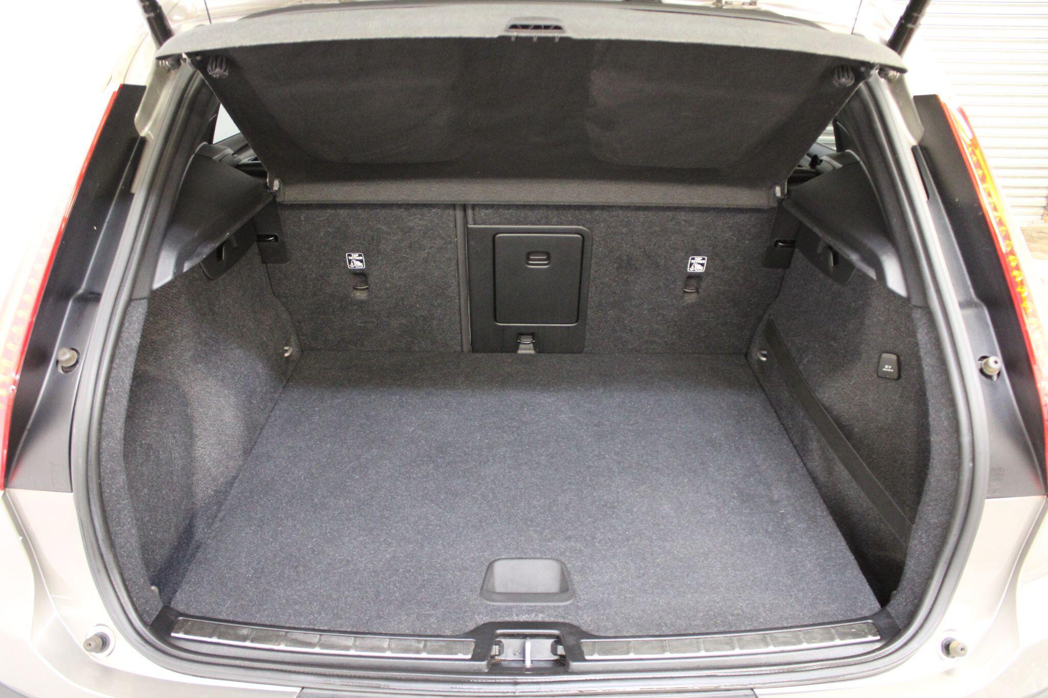 Volvo XC40 - Image 16