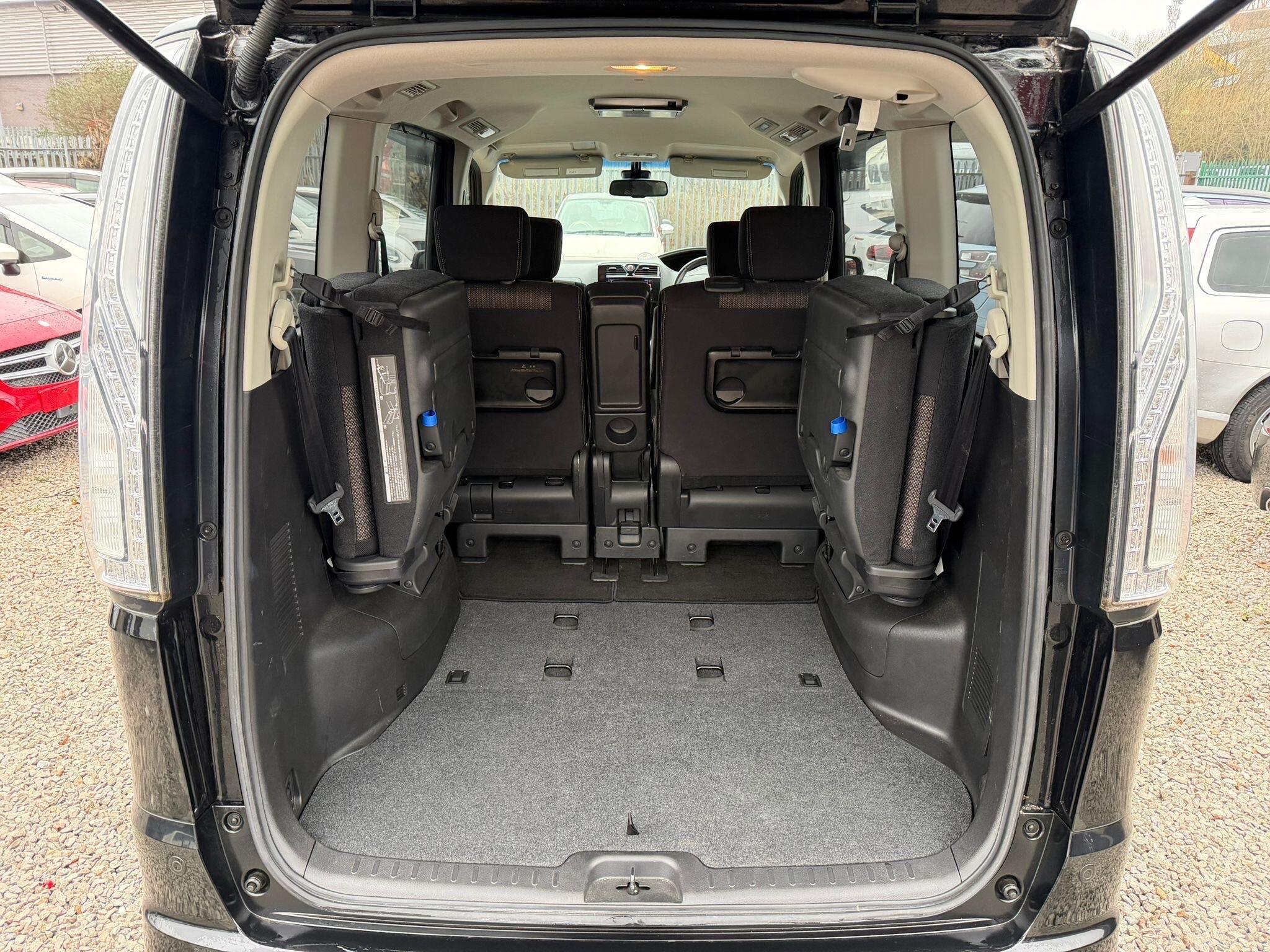 Nissan Serena - Image 15