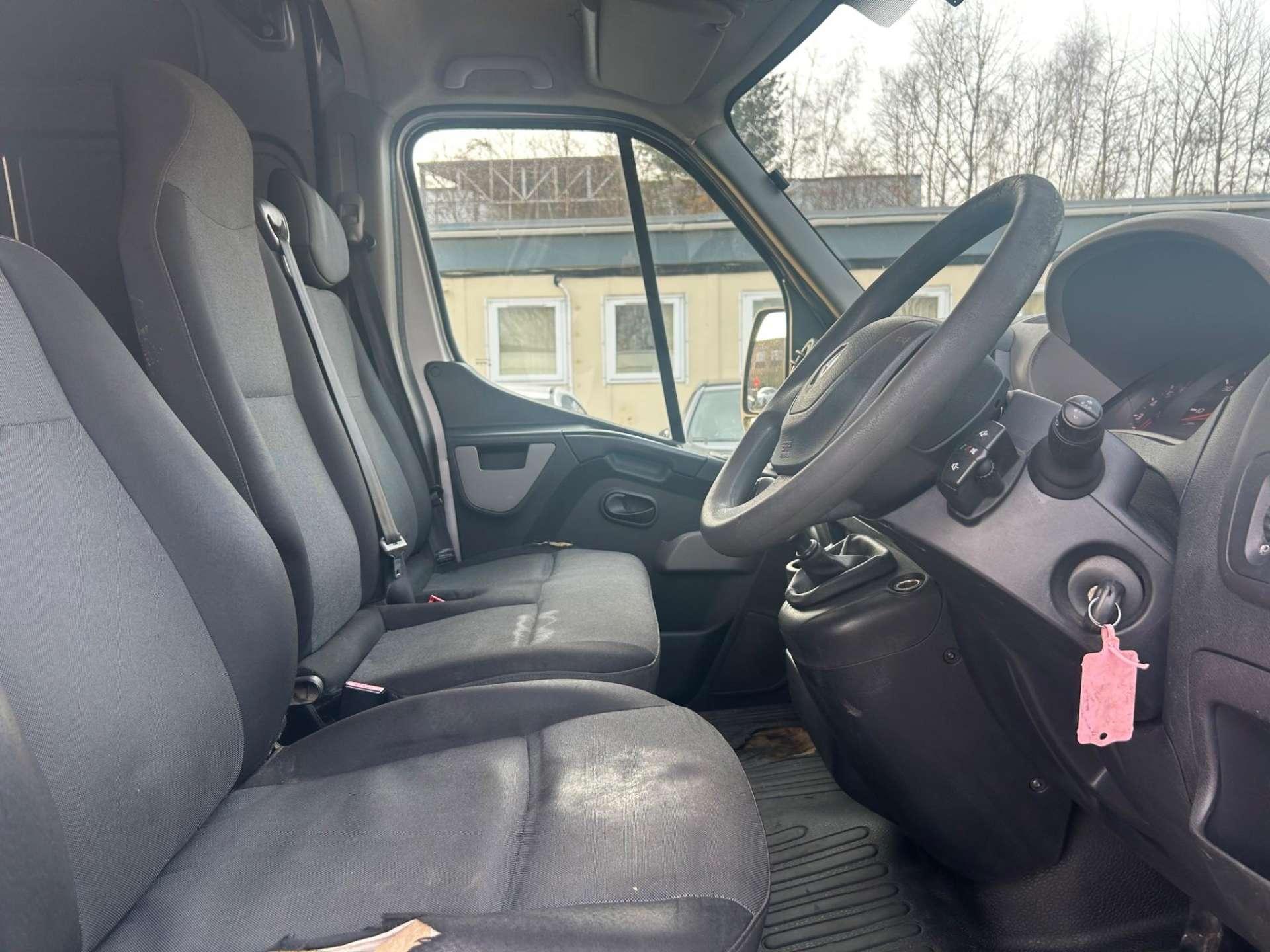 Renault Master - Image 17