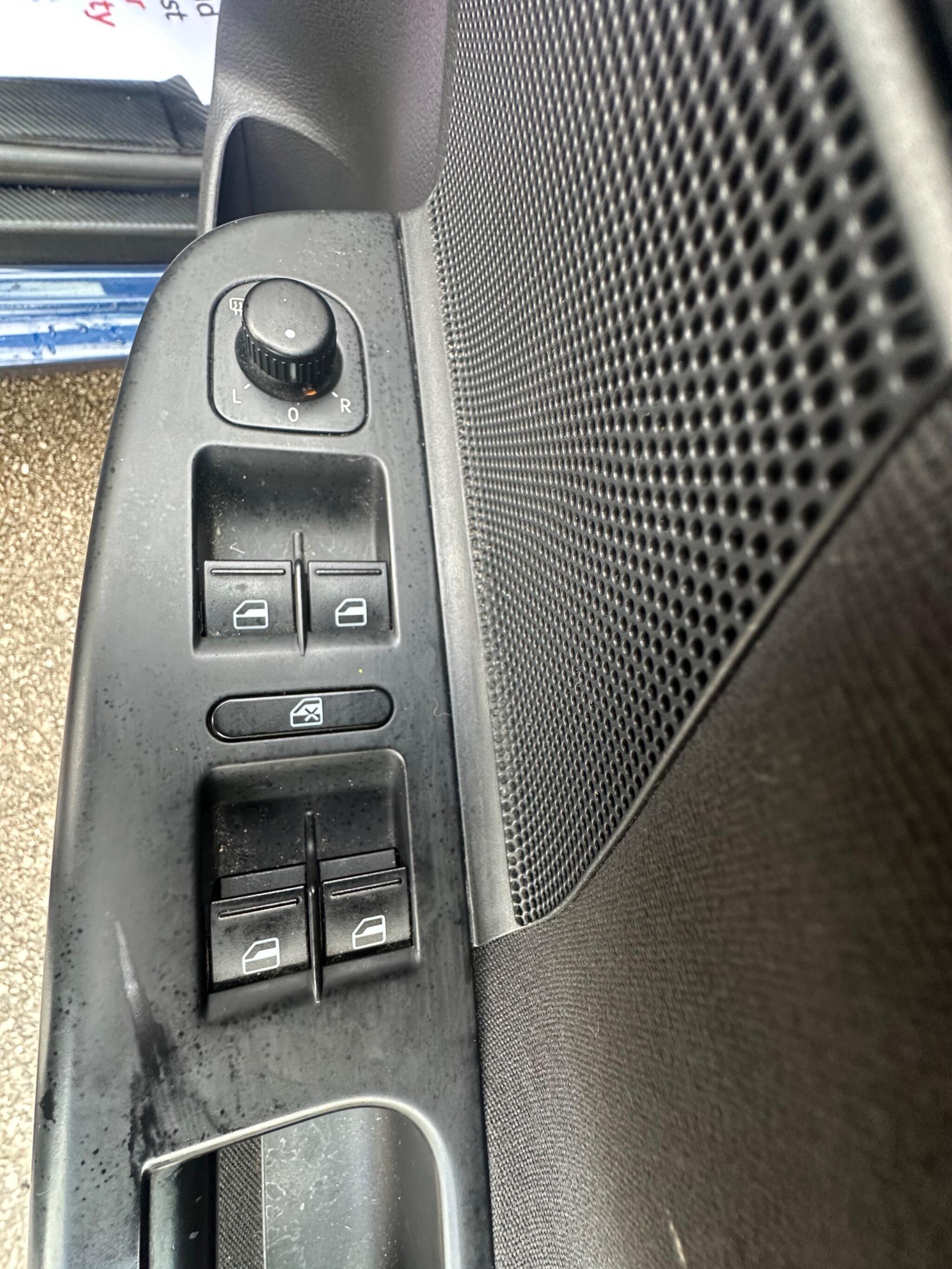 Volkswagen Golf - Image 28