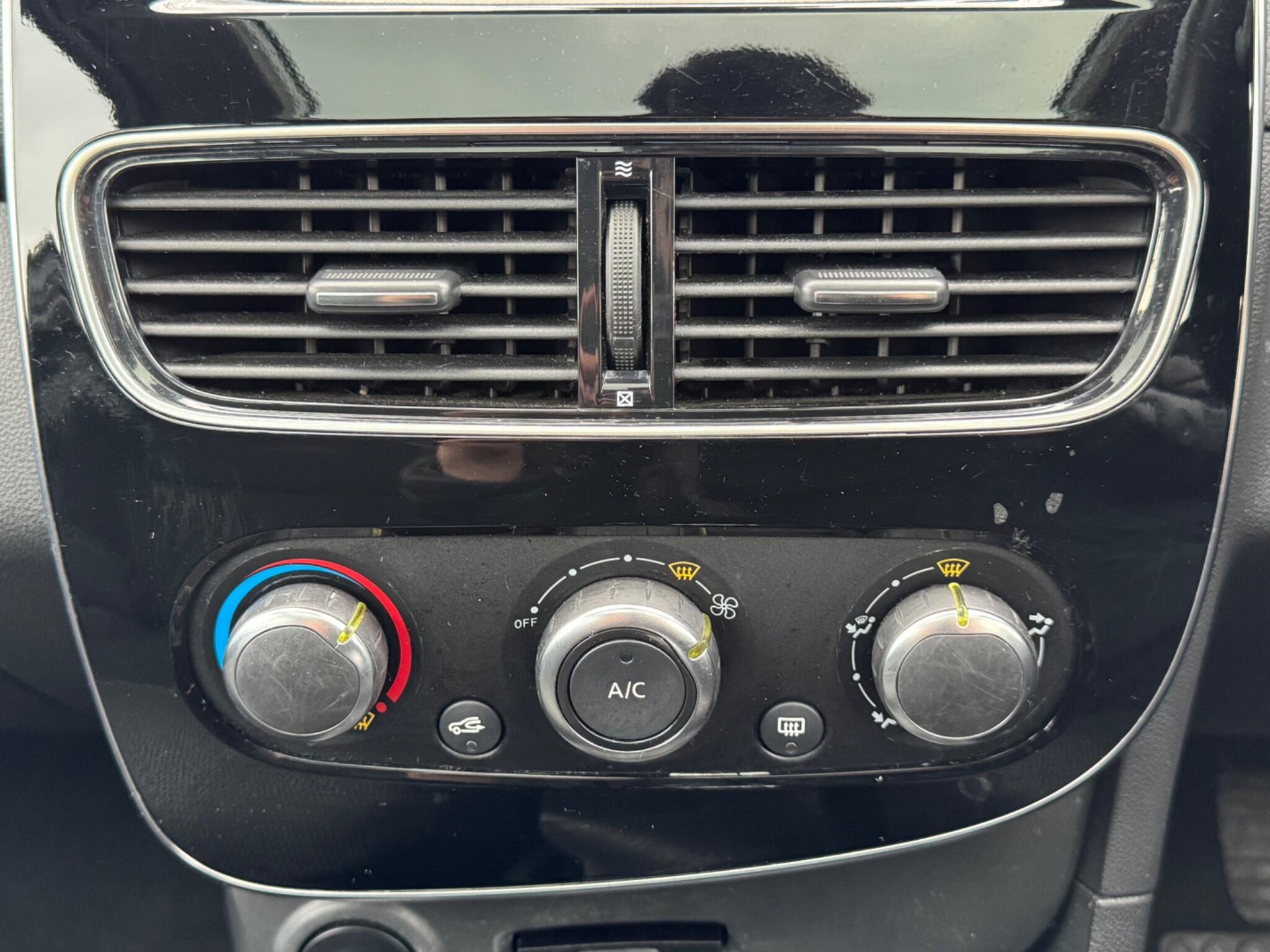 Renault Clio - Image 39