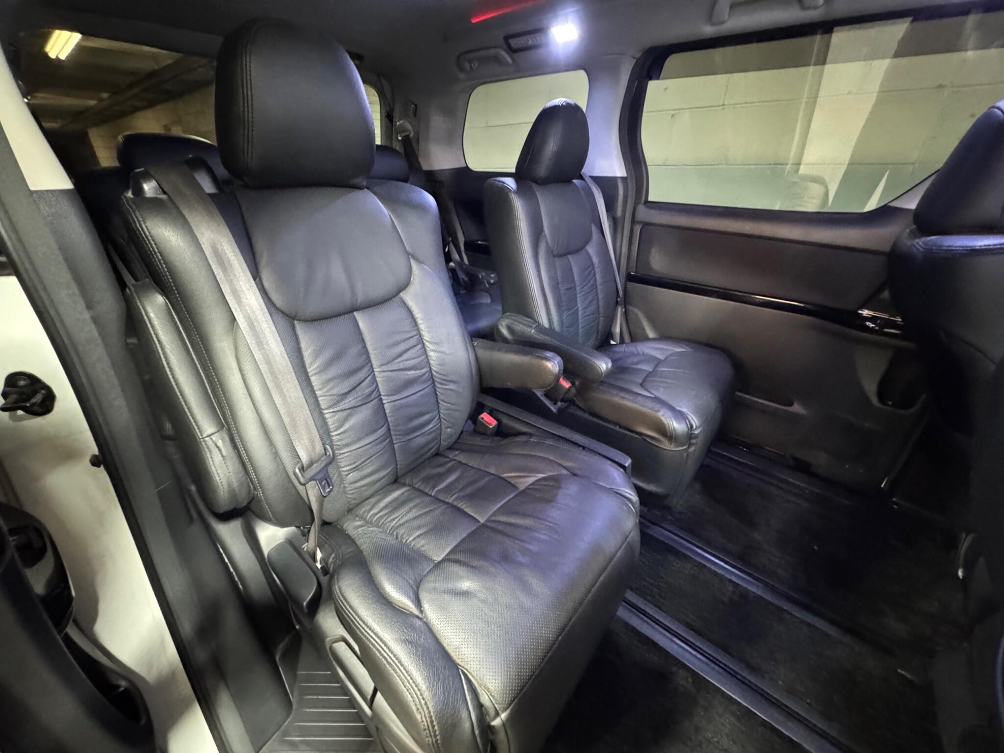 Toyota Vellfire - Image 12