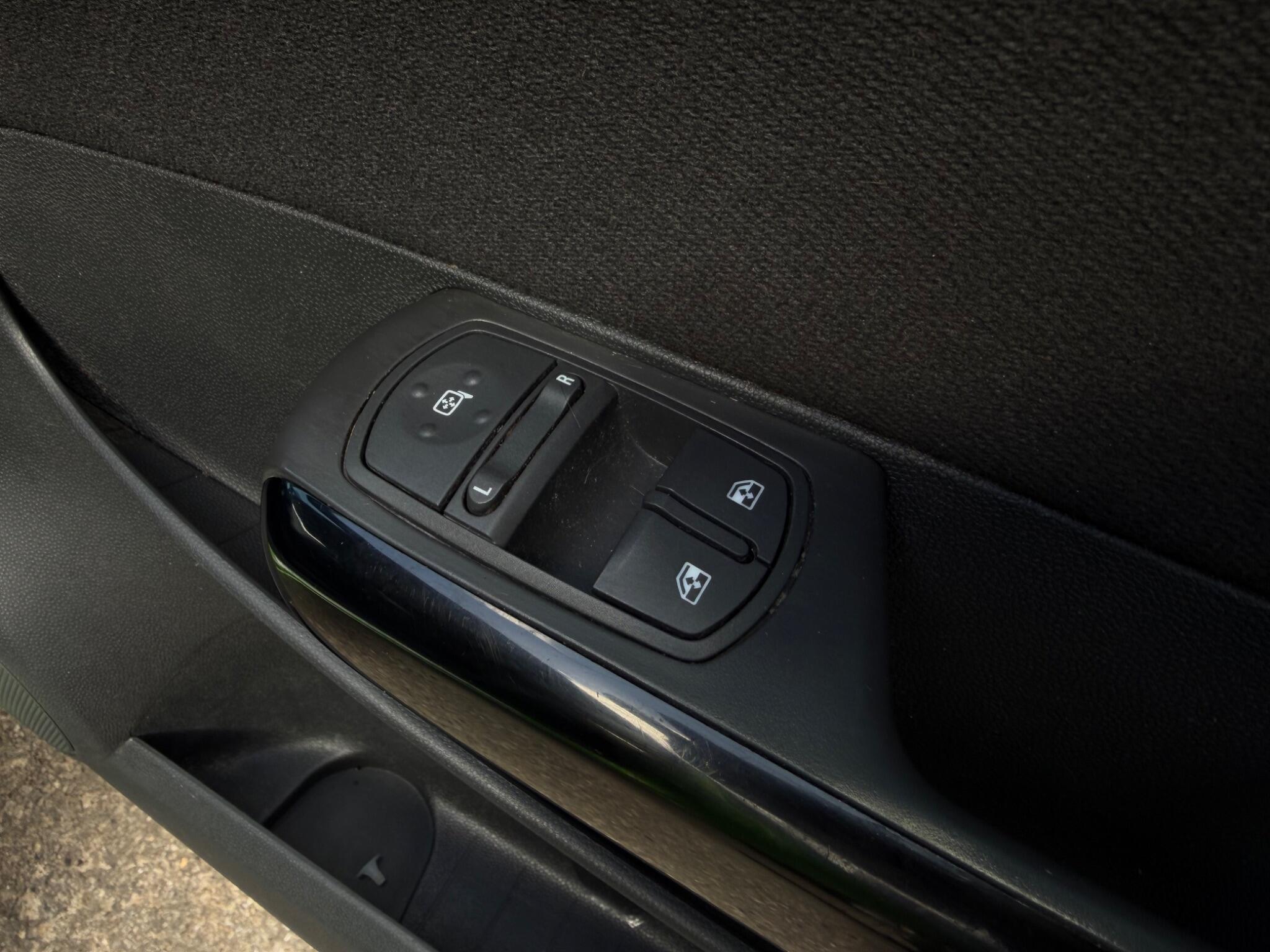 Vauxhall Corsa - Image 15