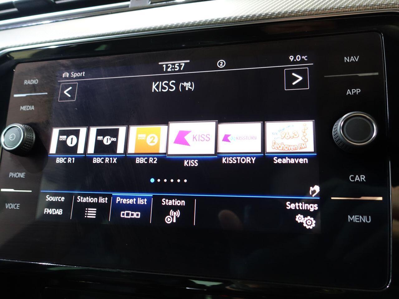 Volkswagen Passat - Image 33