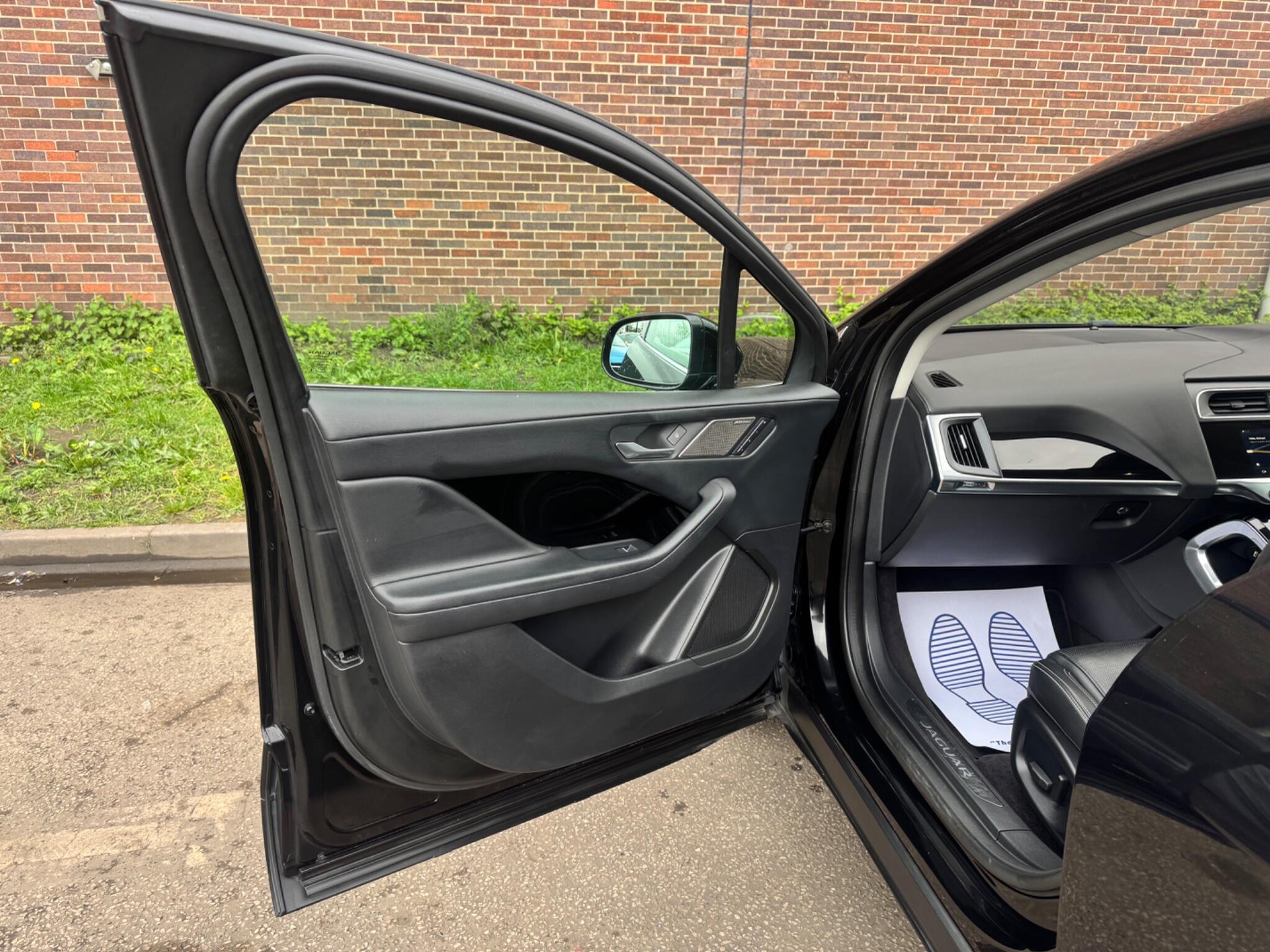 Jaguar I-Pace - Image 33