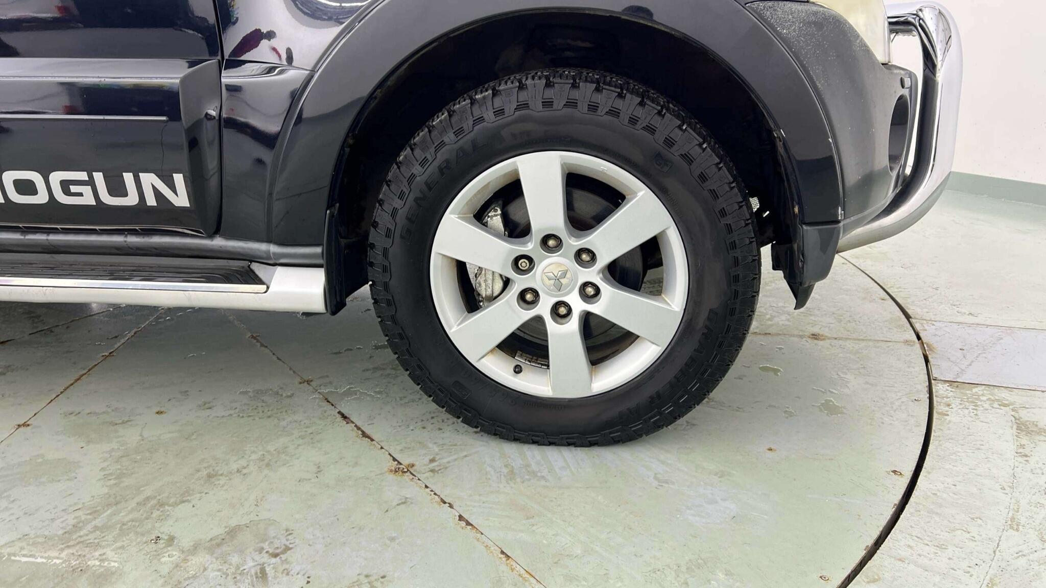 Mitsubishi Shogun - Image 10