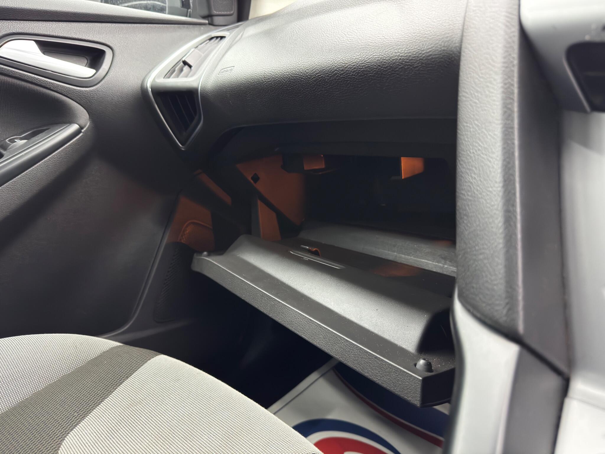 Ford Focus - Image 30