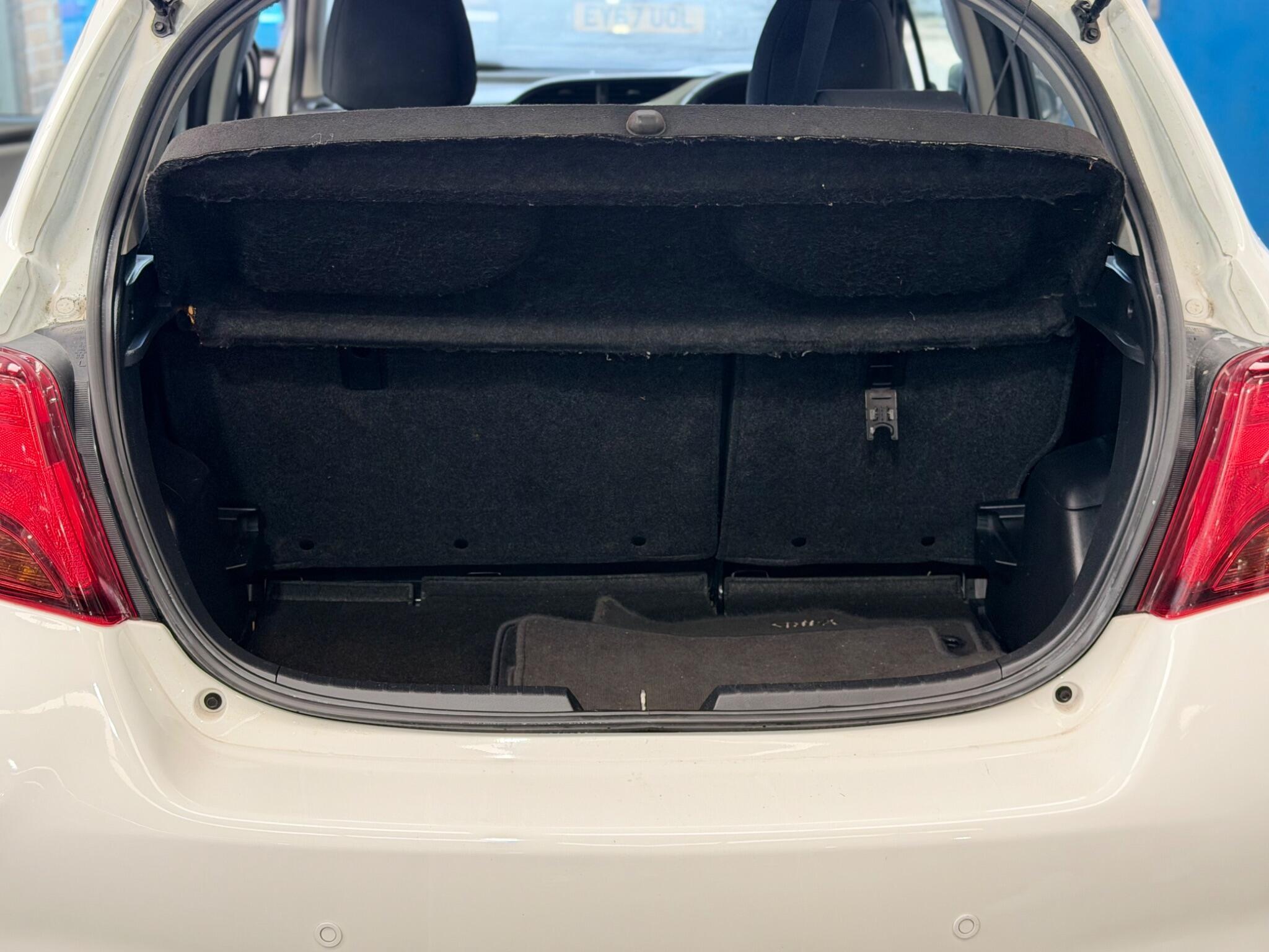 Toyota Yaris - Image 32