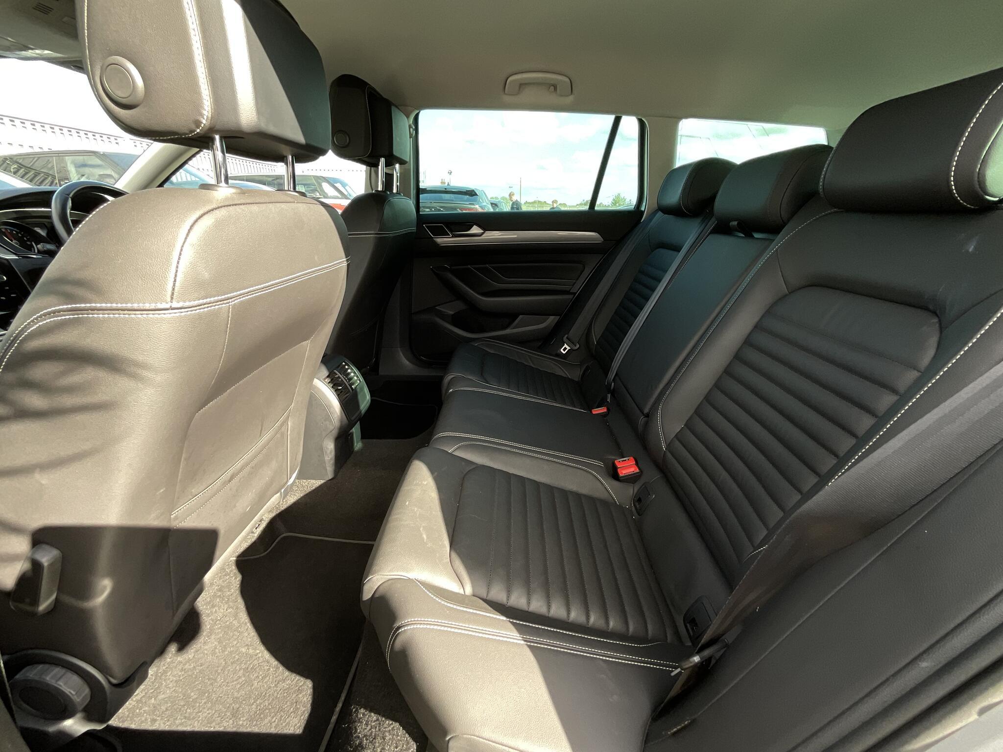 Volkswagen Passat - Image 15