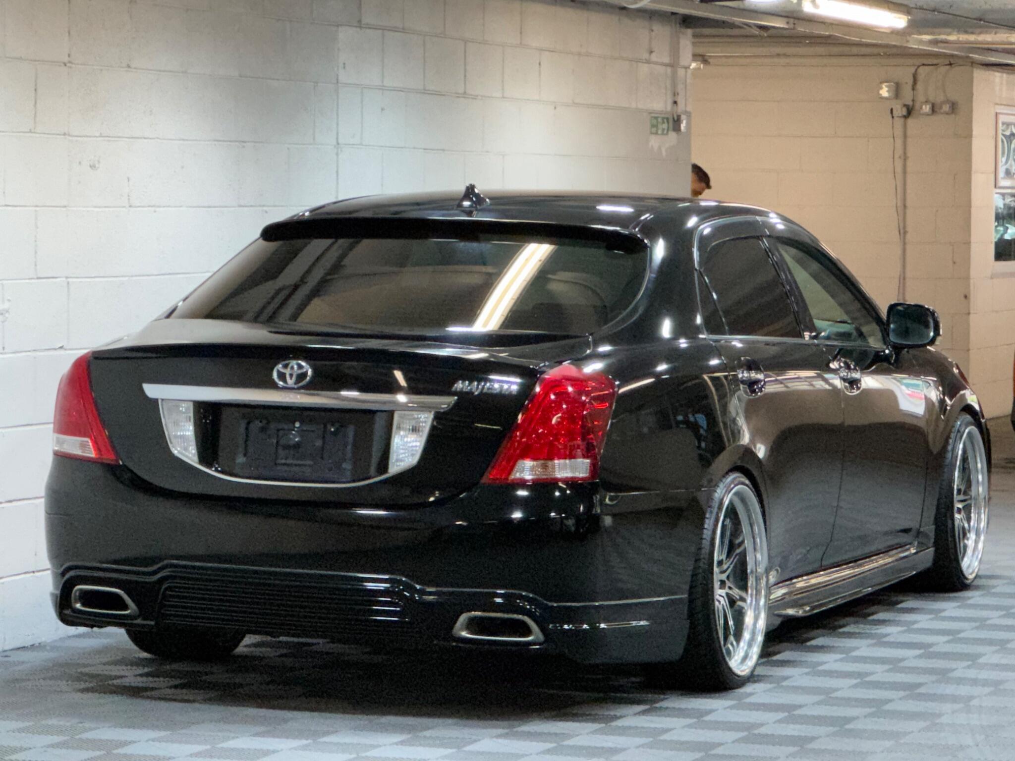 Toyota CROWN - Image 4