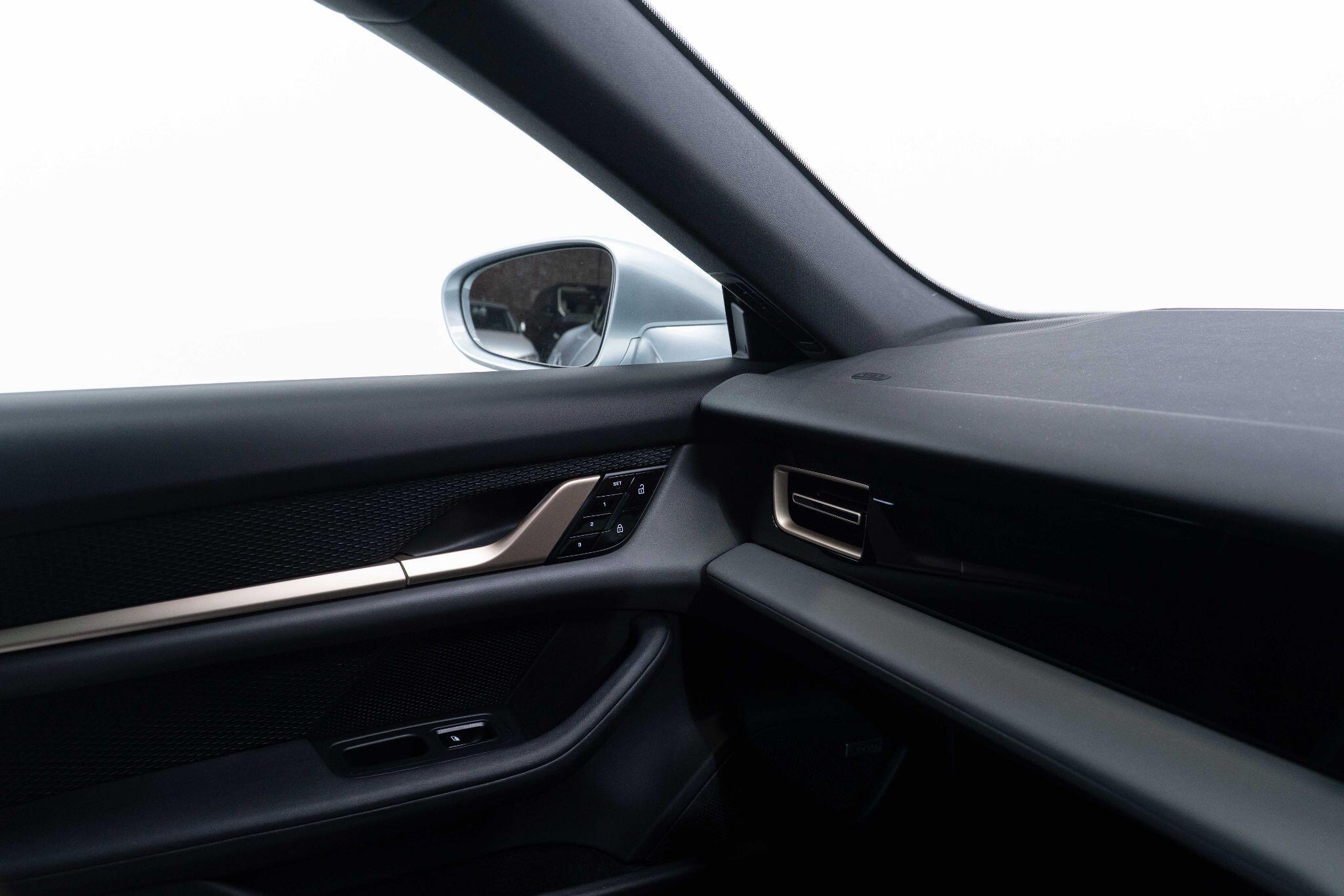 Porsche Taycan - Image 10