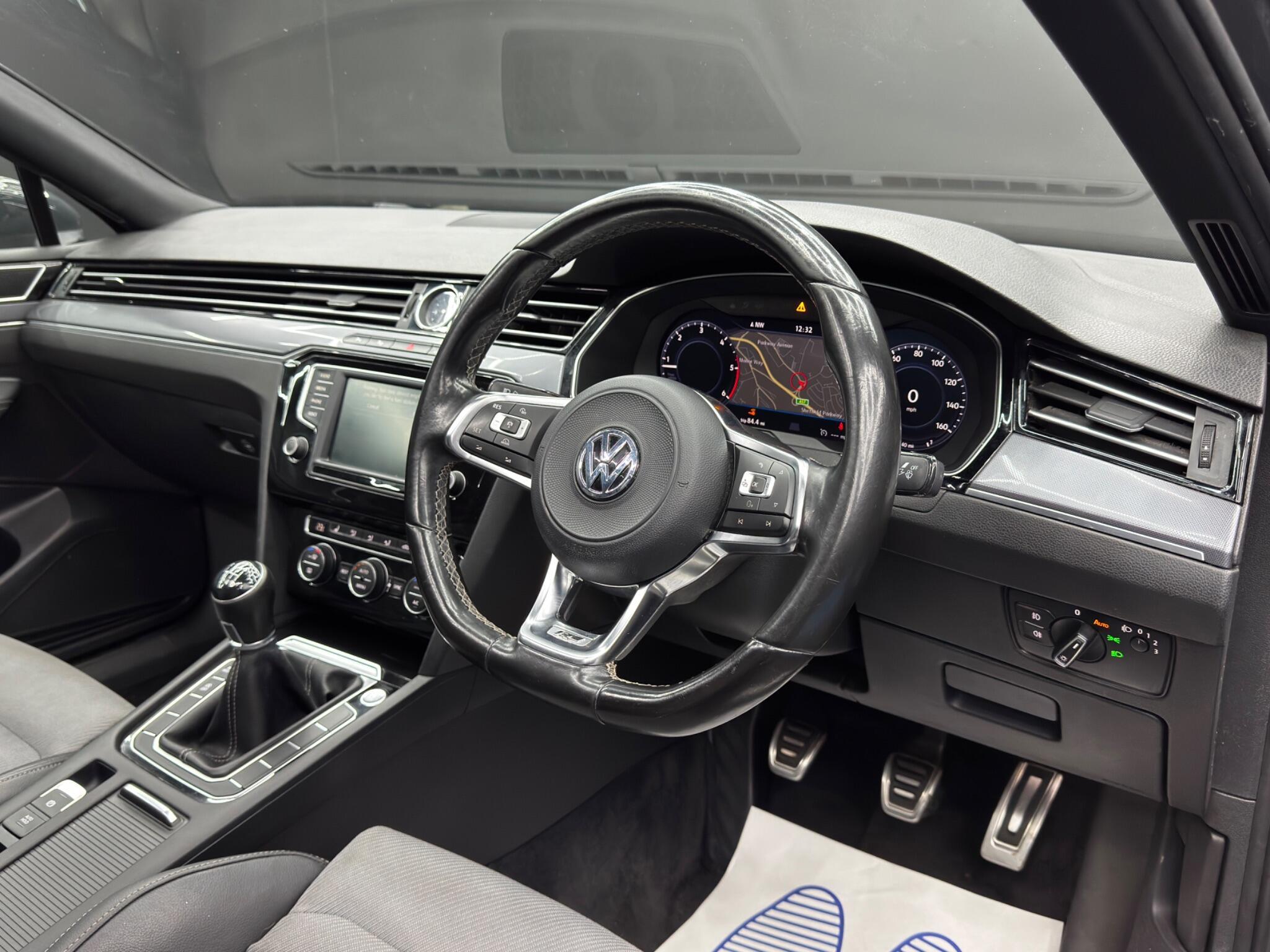 Volkswagen Passat - Image 9