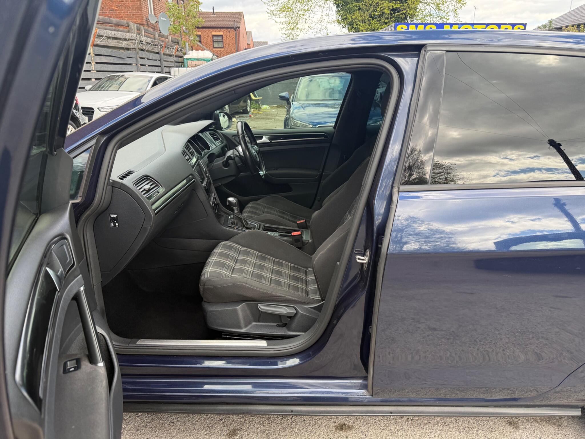 Volkswagen Golf - Image 23