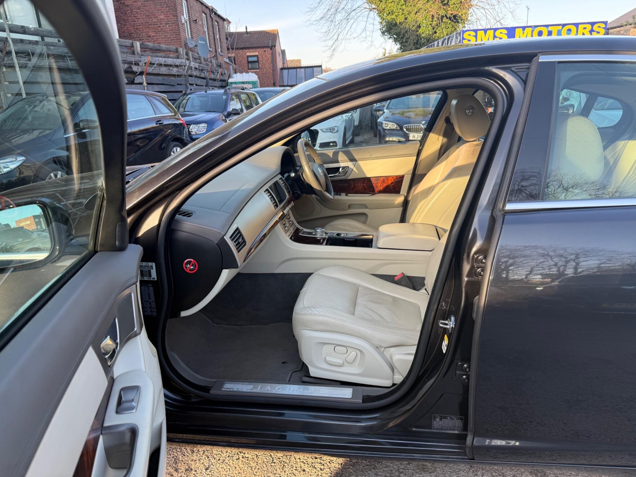 Jaguar XF - Image 24