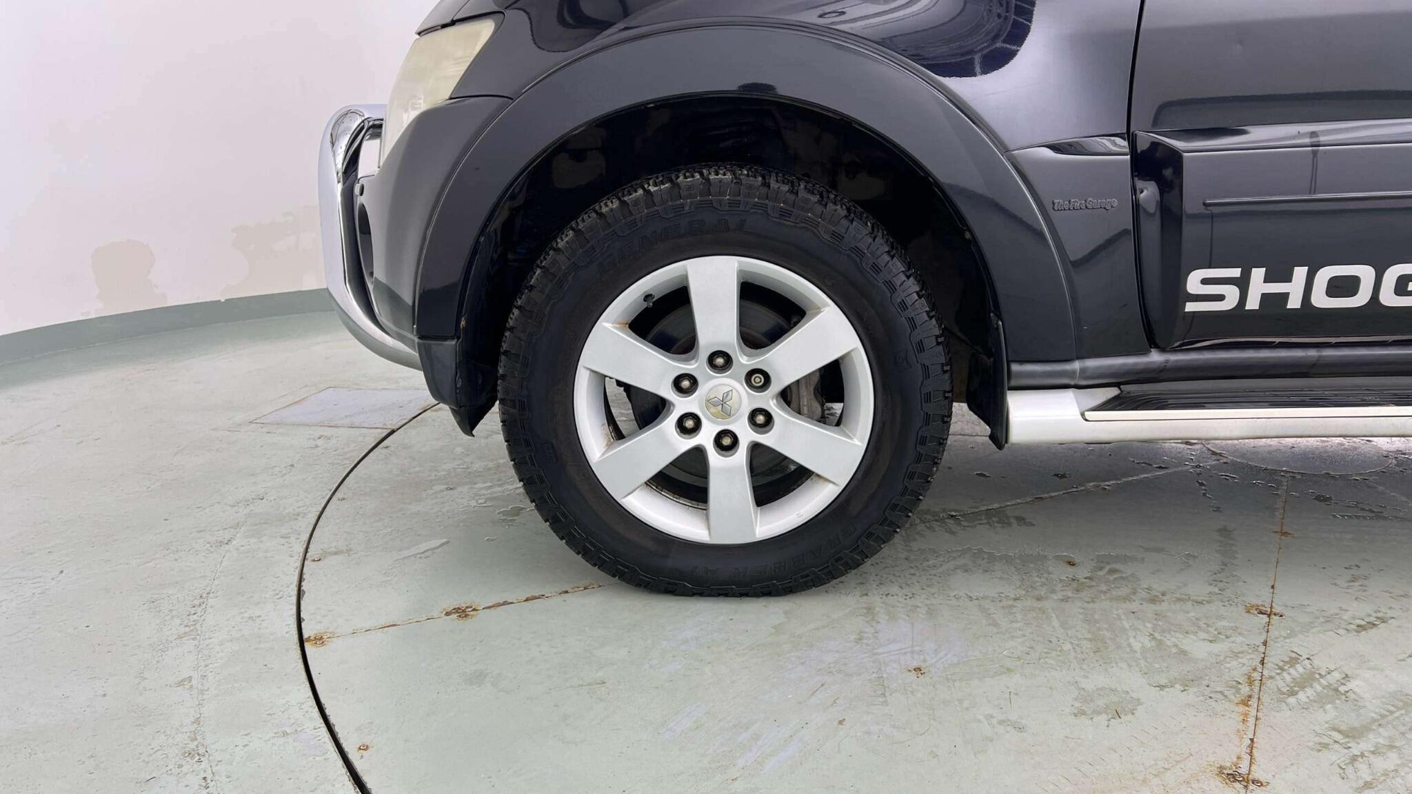 Mitsubishi Shogun - Image 11