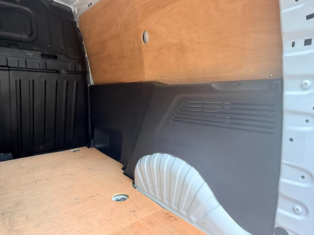 Vauxhall Combo - Image 10