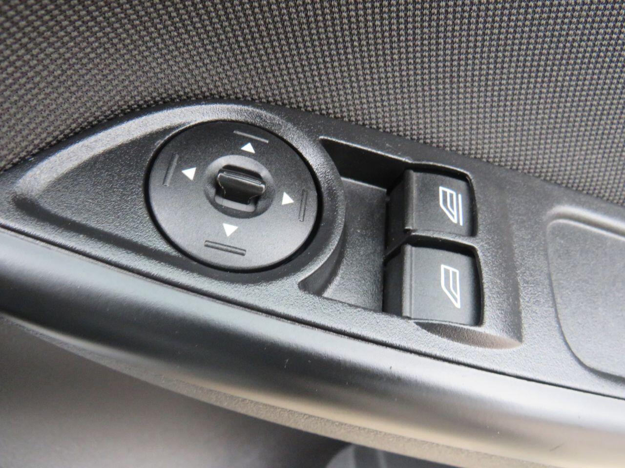 Ford Focus - Image 18