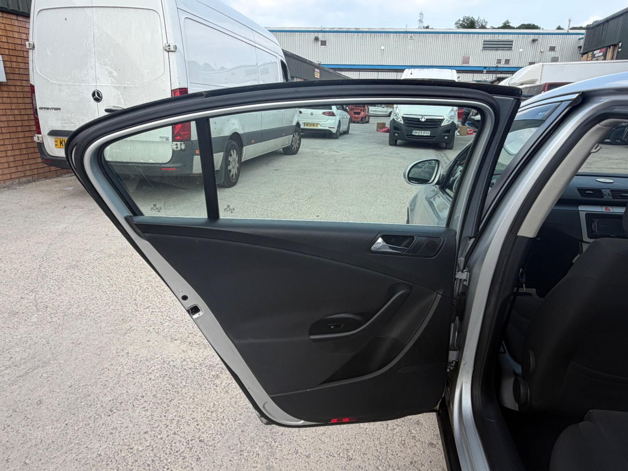 Volkswagen Passat - Image 18