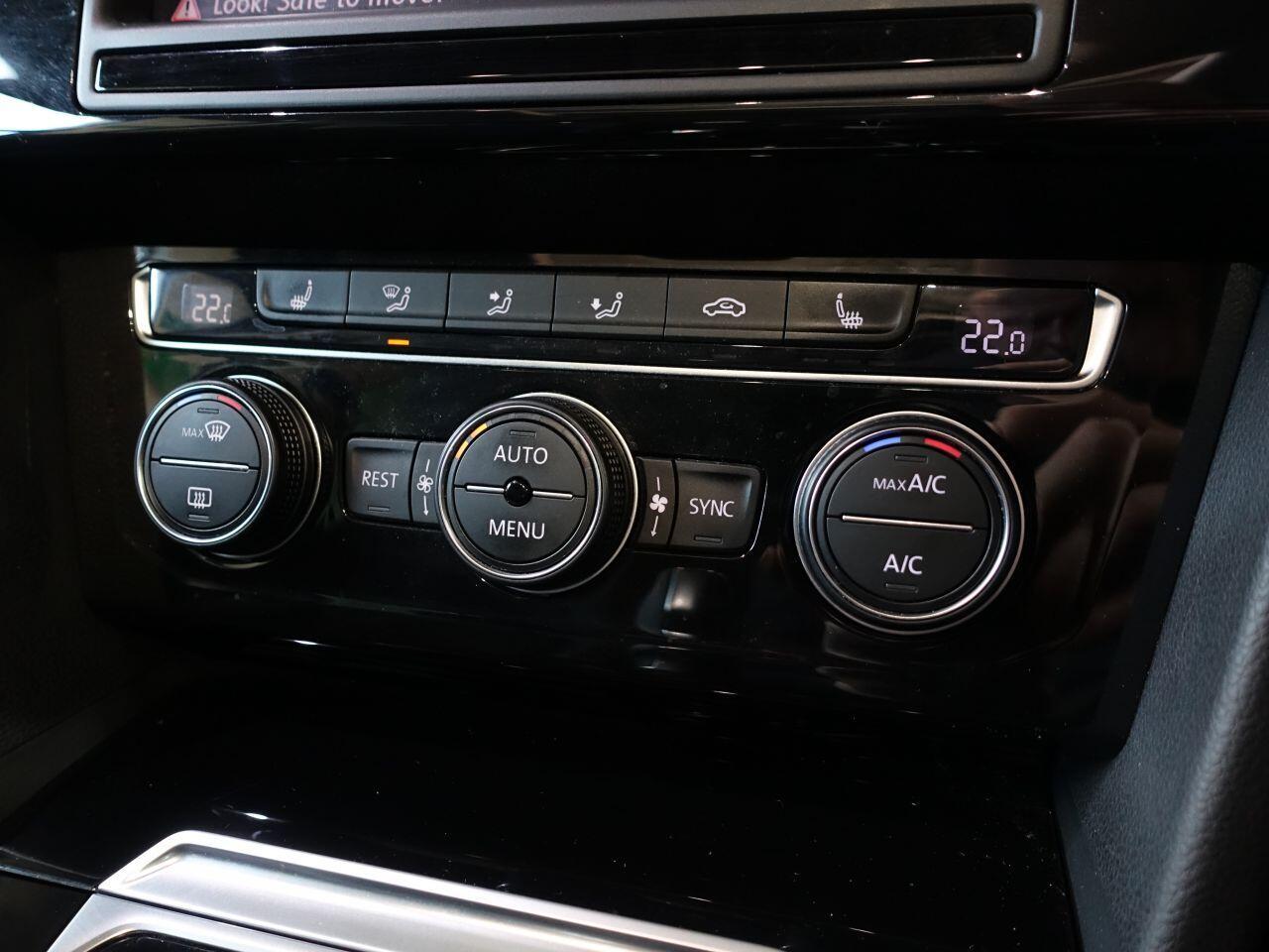 Volkswagen Passat - Image 25