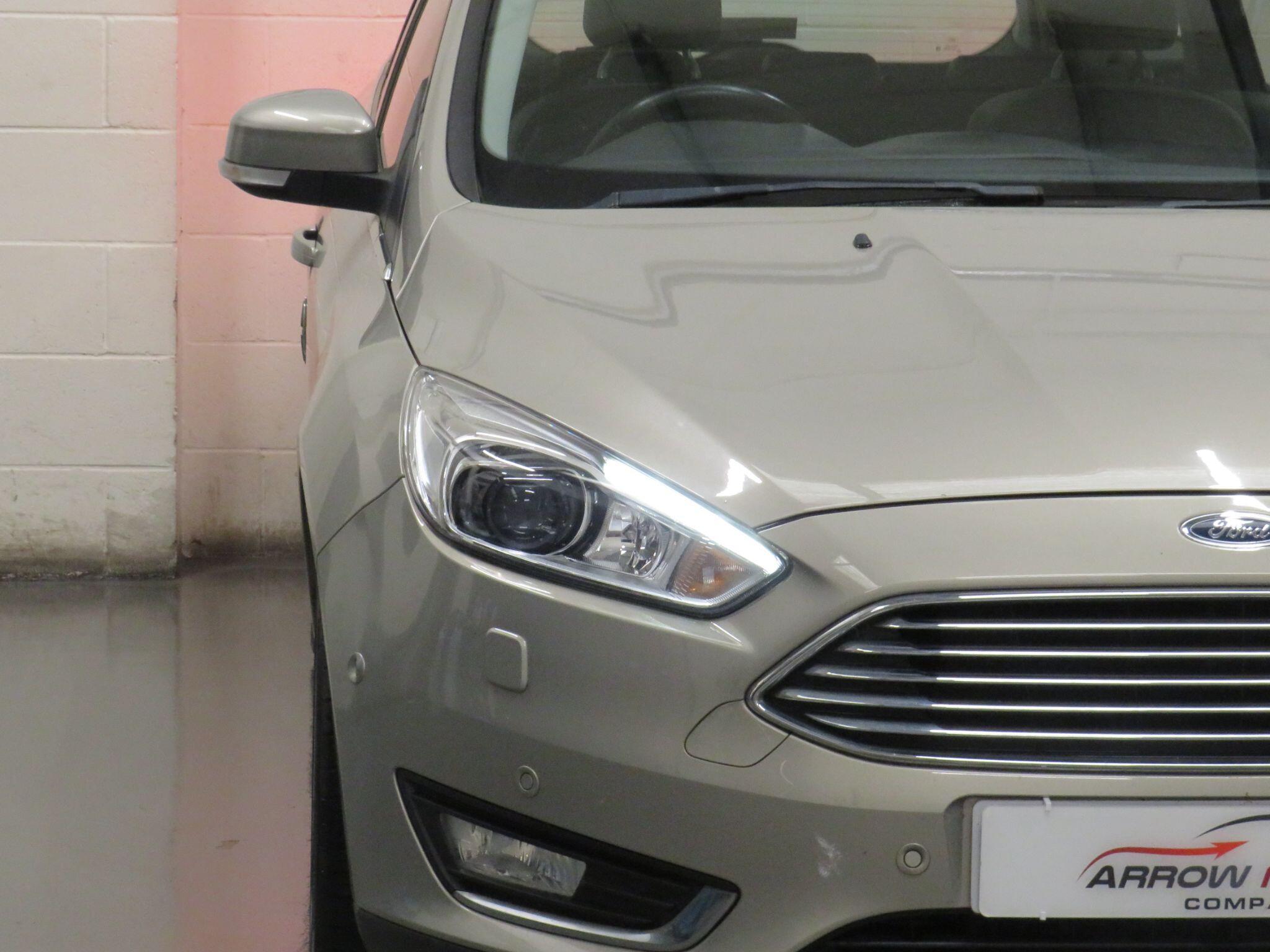 Ford Focus - Image 11