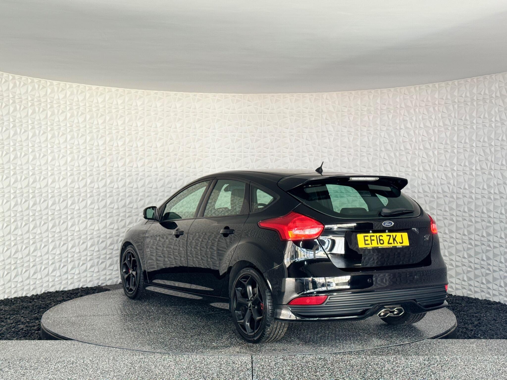 Ford Focus - Image 15