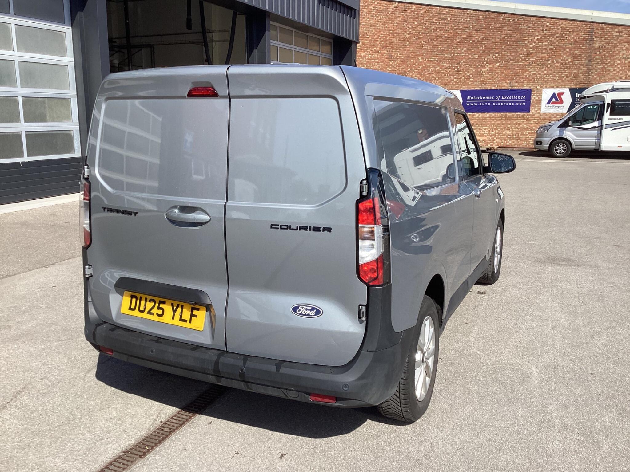 Ford Transit Courier - Image 7