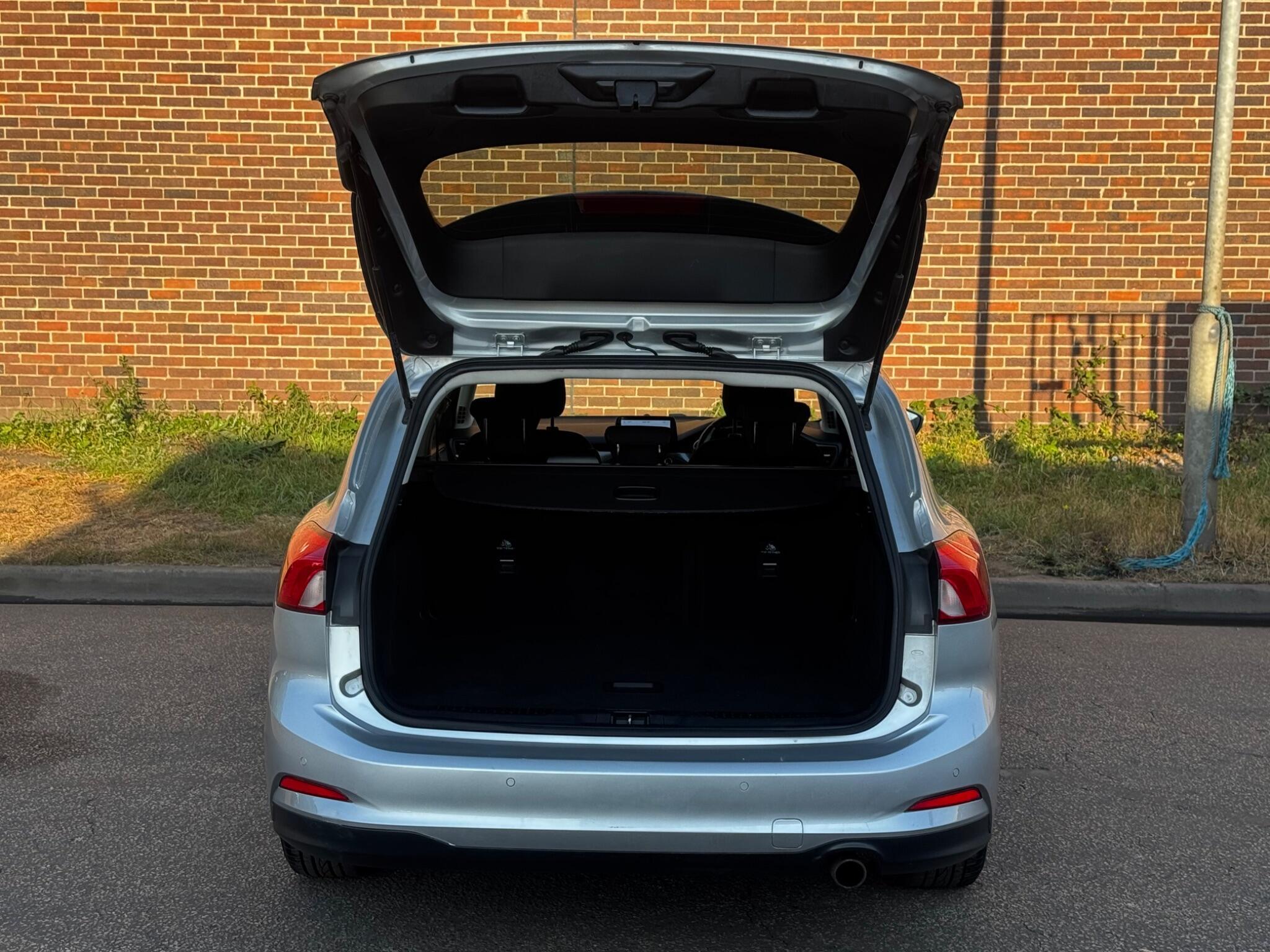 Ford Focus - Image 18