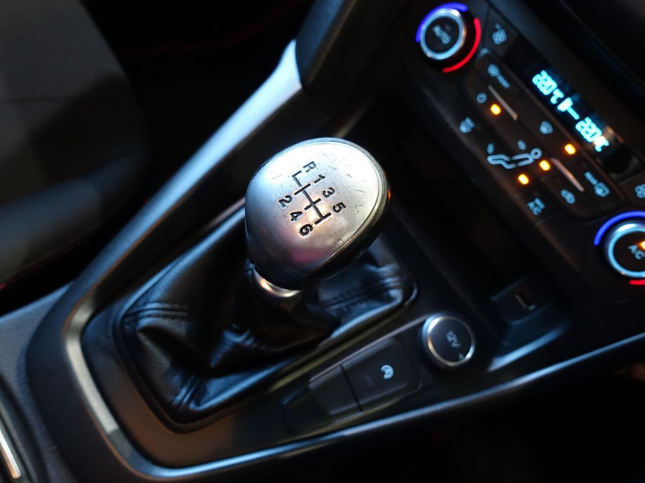 Ford Focus - Image 24