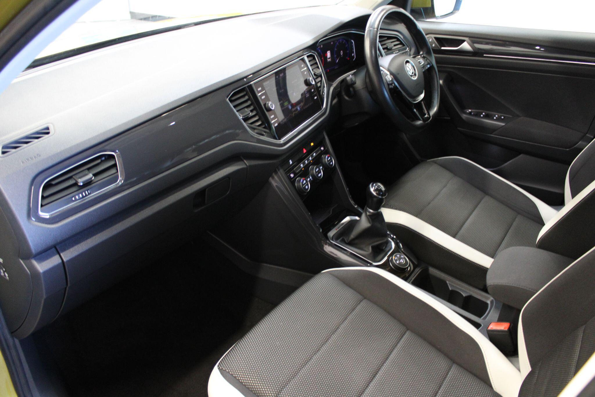 Volkswagen T-Roc - Image 2