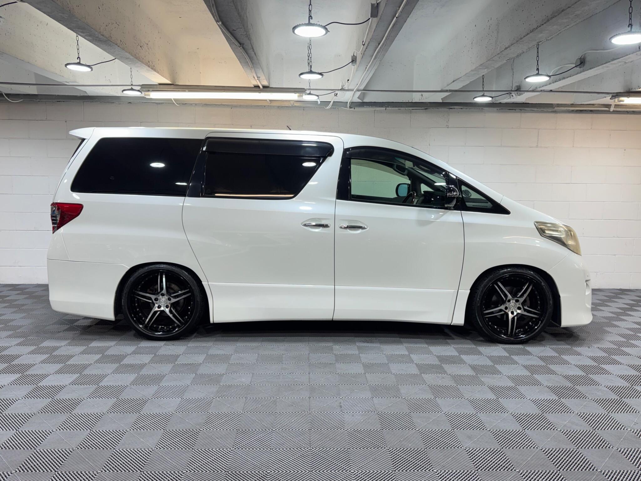 Toyota Alphard - Image 5