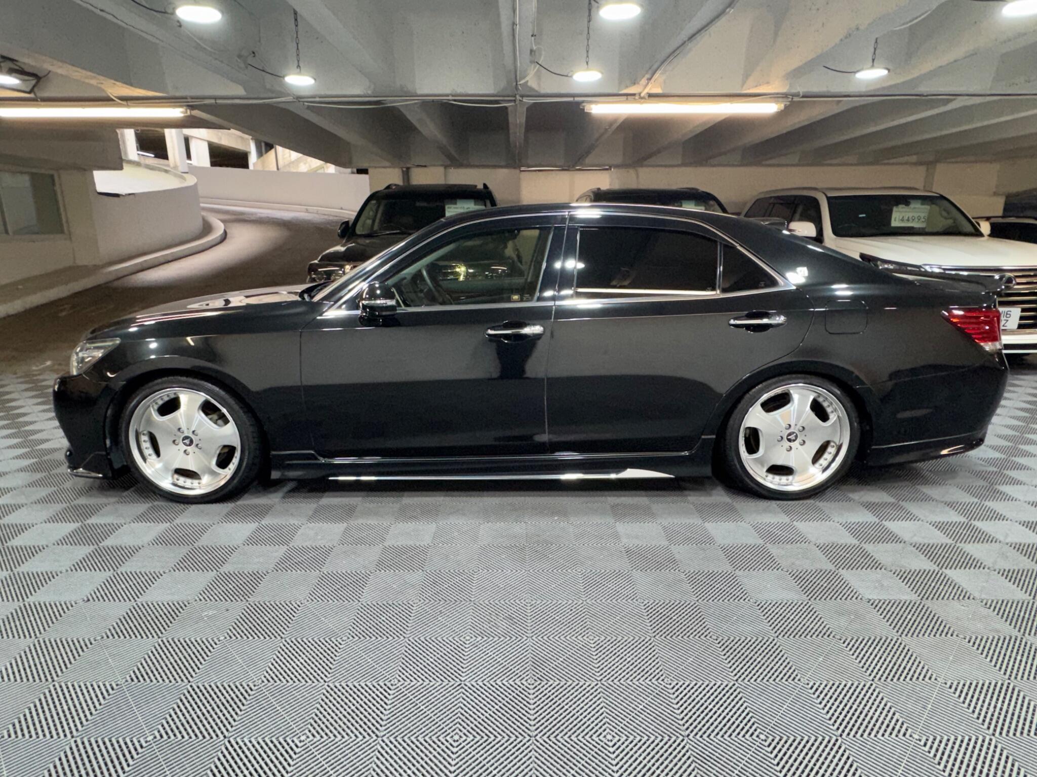 Toyota CROWN - Image 2