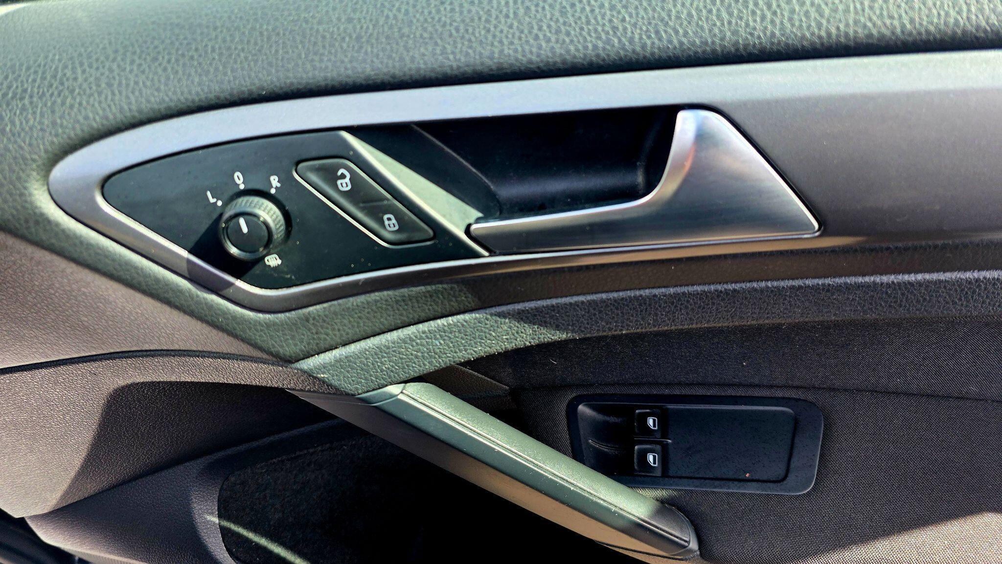 Volkswagen Golf - Image 22