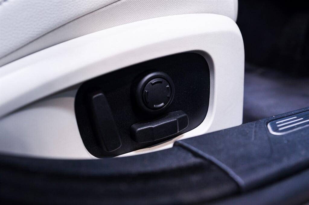 Jaguar XE - Image 31