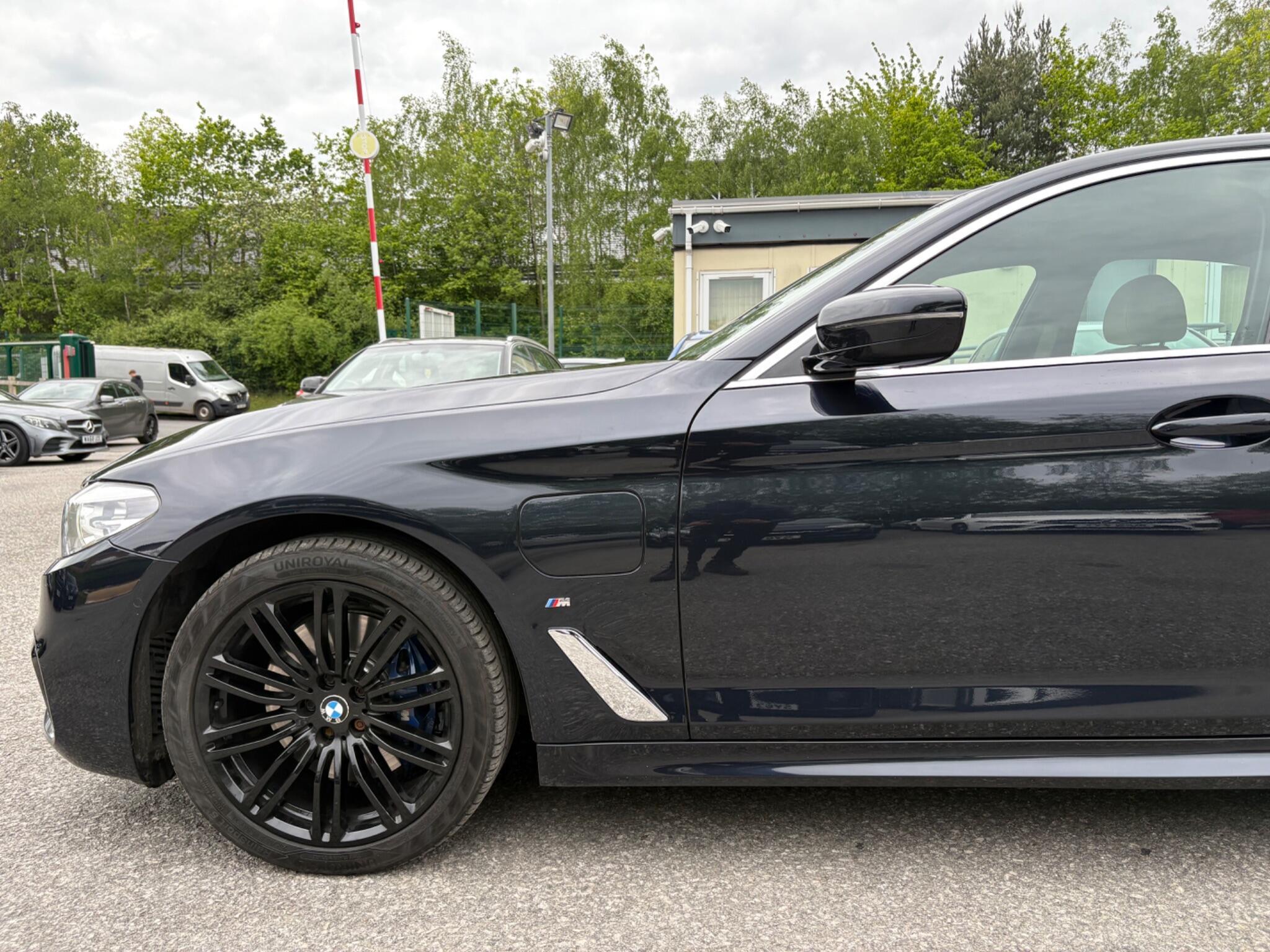 BMW 5 Series - Image 10