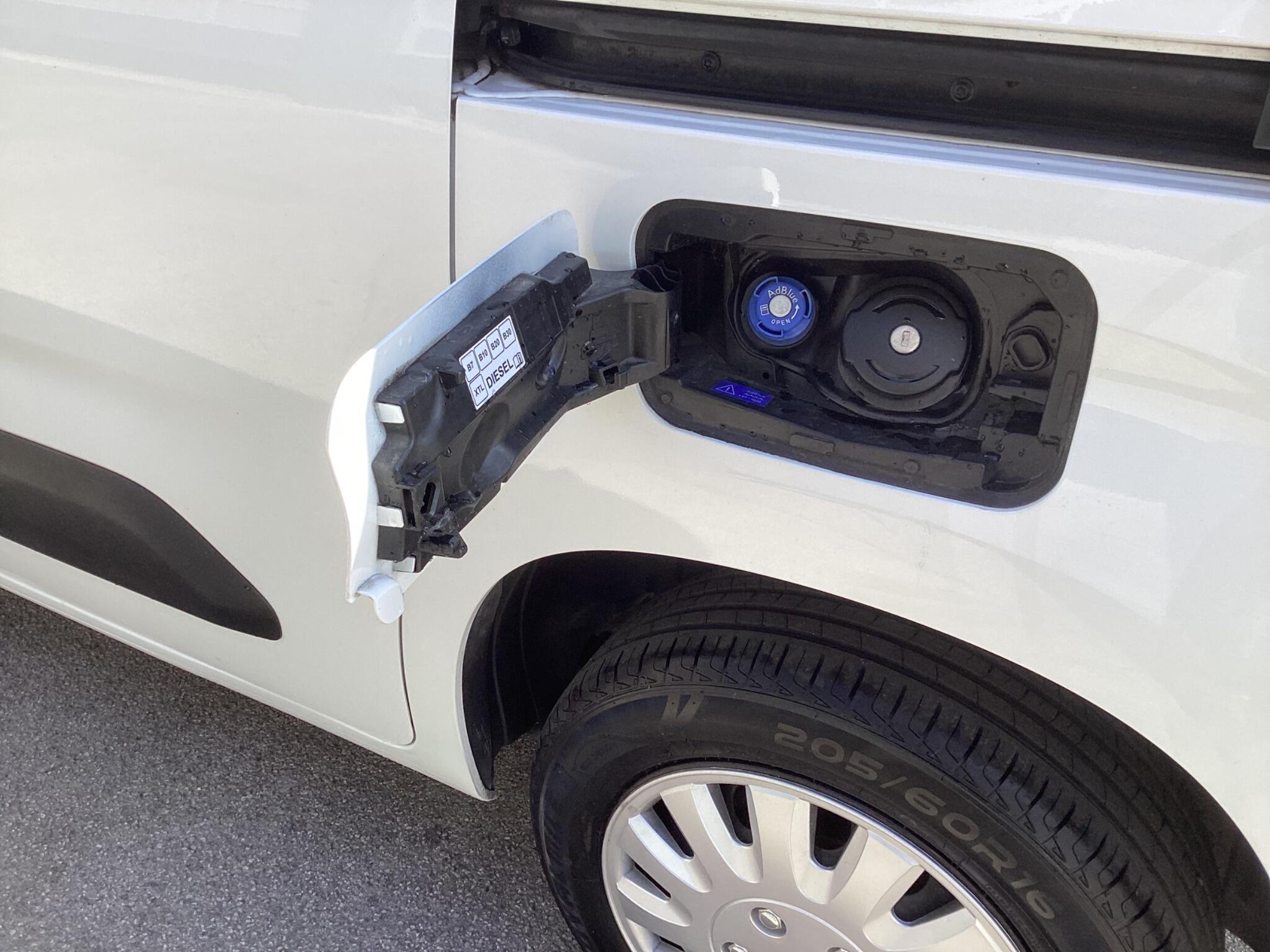 Vauxhall Combo - Image 11