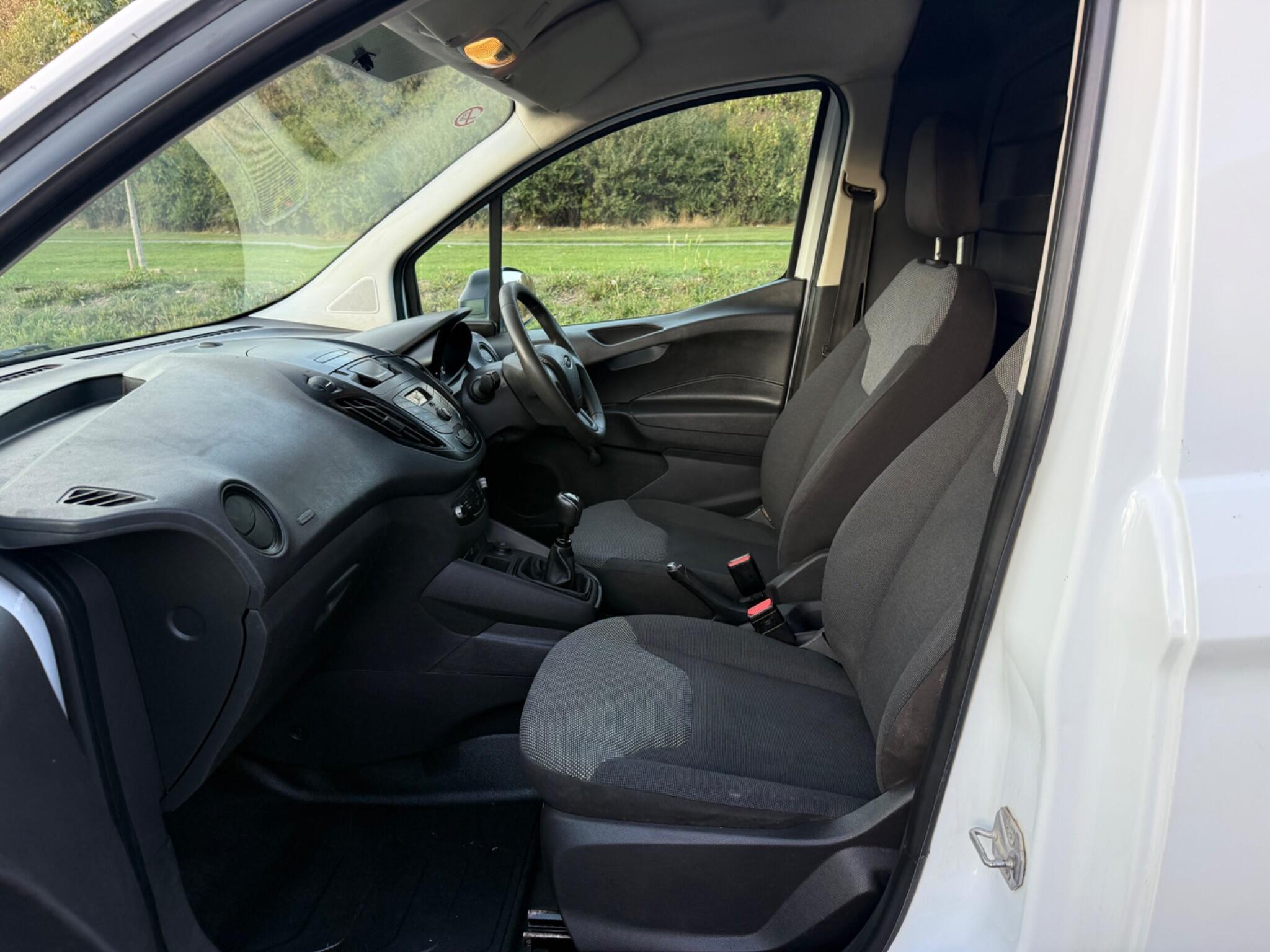 Ford Transit Courier - Image 9