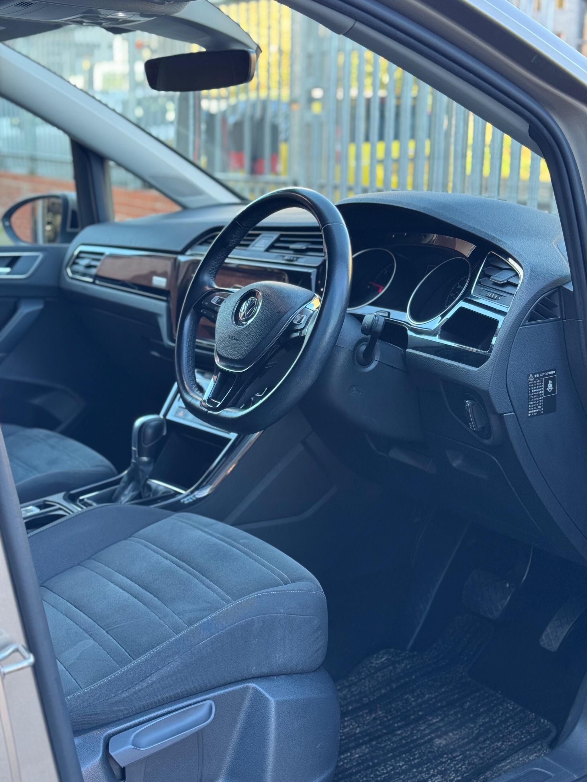 Volkswagen Touran - Image 25