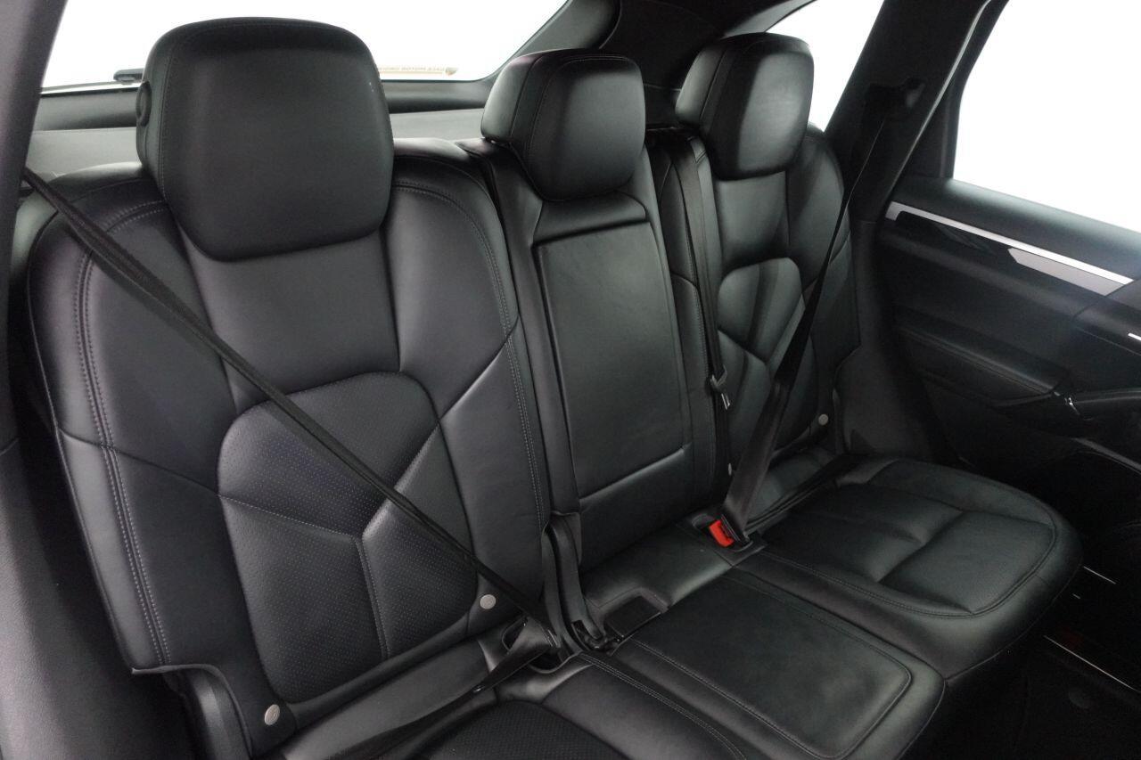 Porsche Cayenne - Image 18
