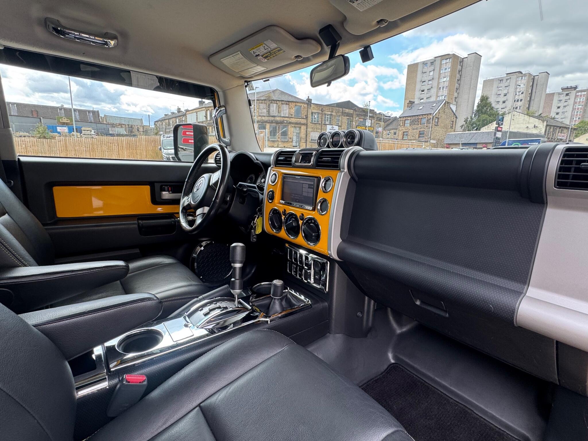 Toyota FJ CRUISER - Image 9