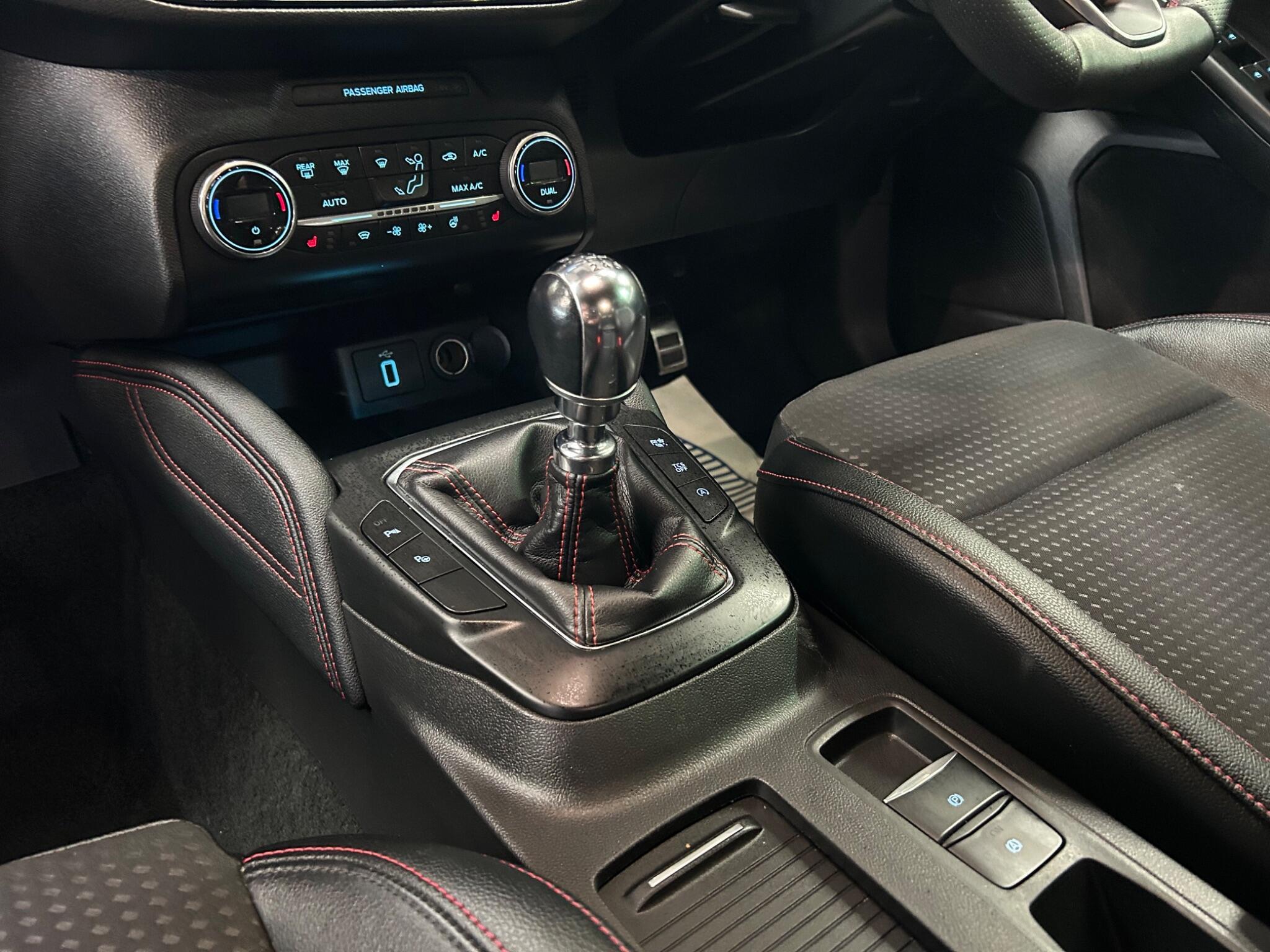 Ford Focus - Image 25