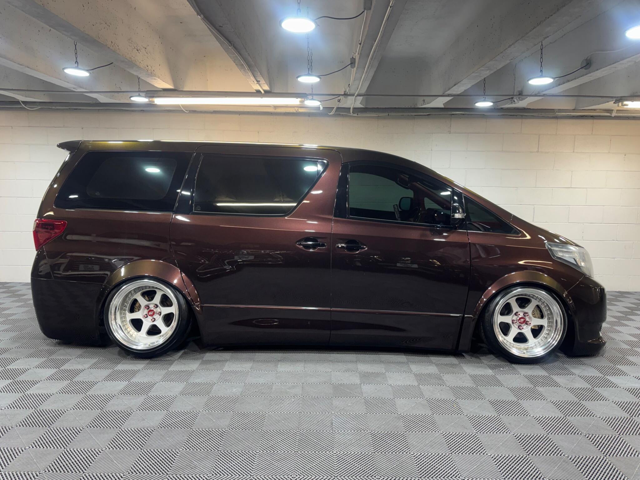 Toyota Alphard - Image 5