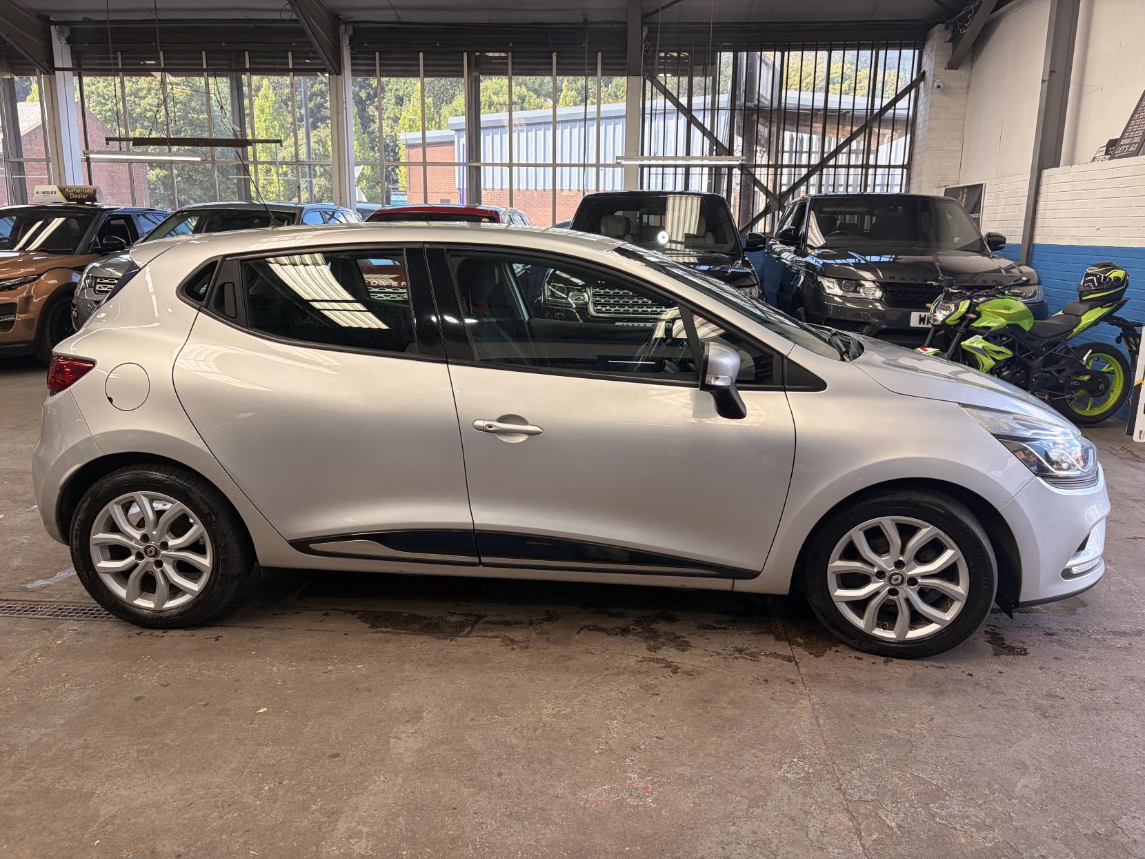 Renault Clio - Image 8