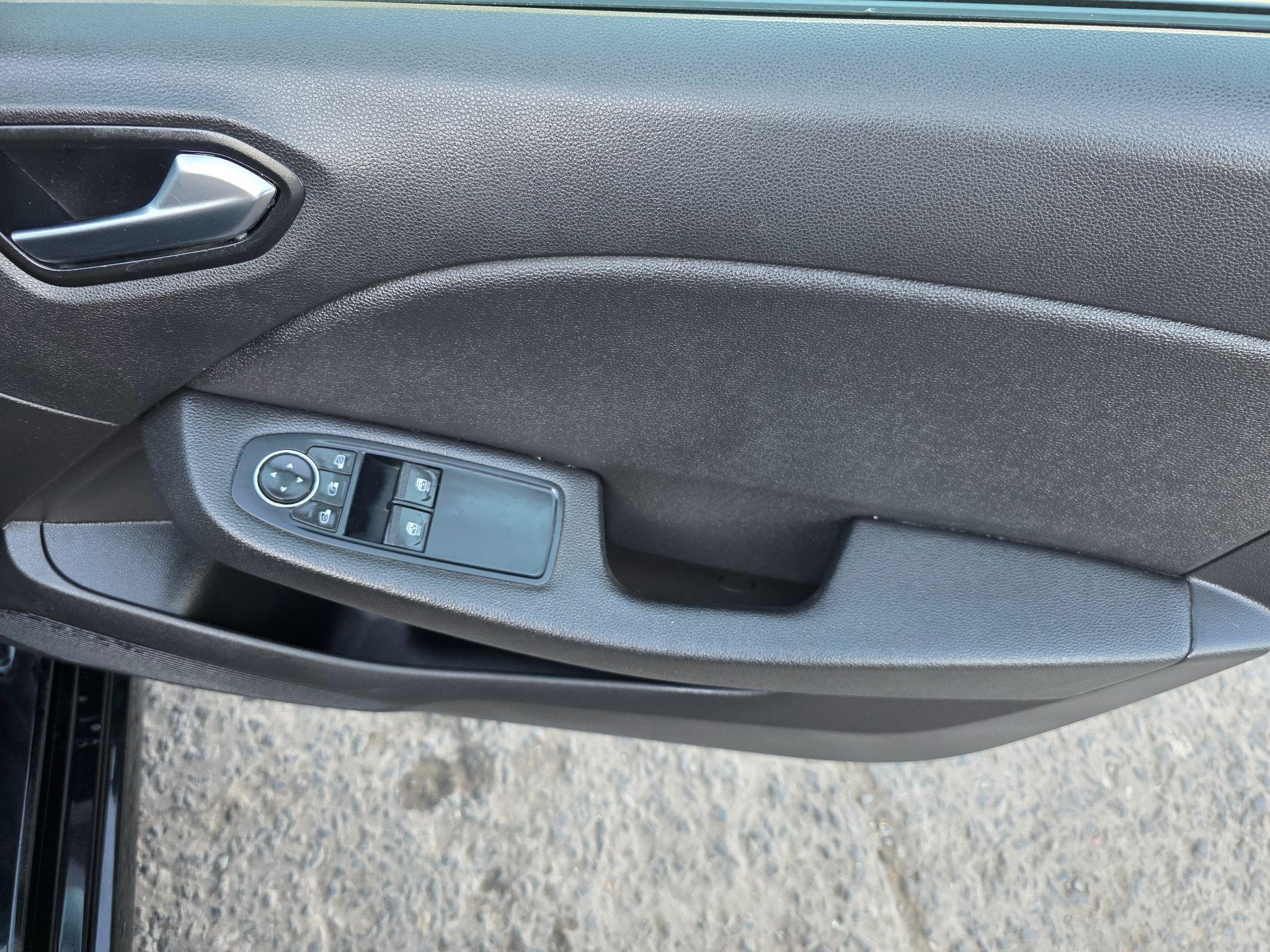 Renault Clio - Image 18