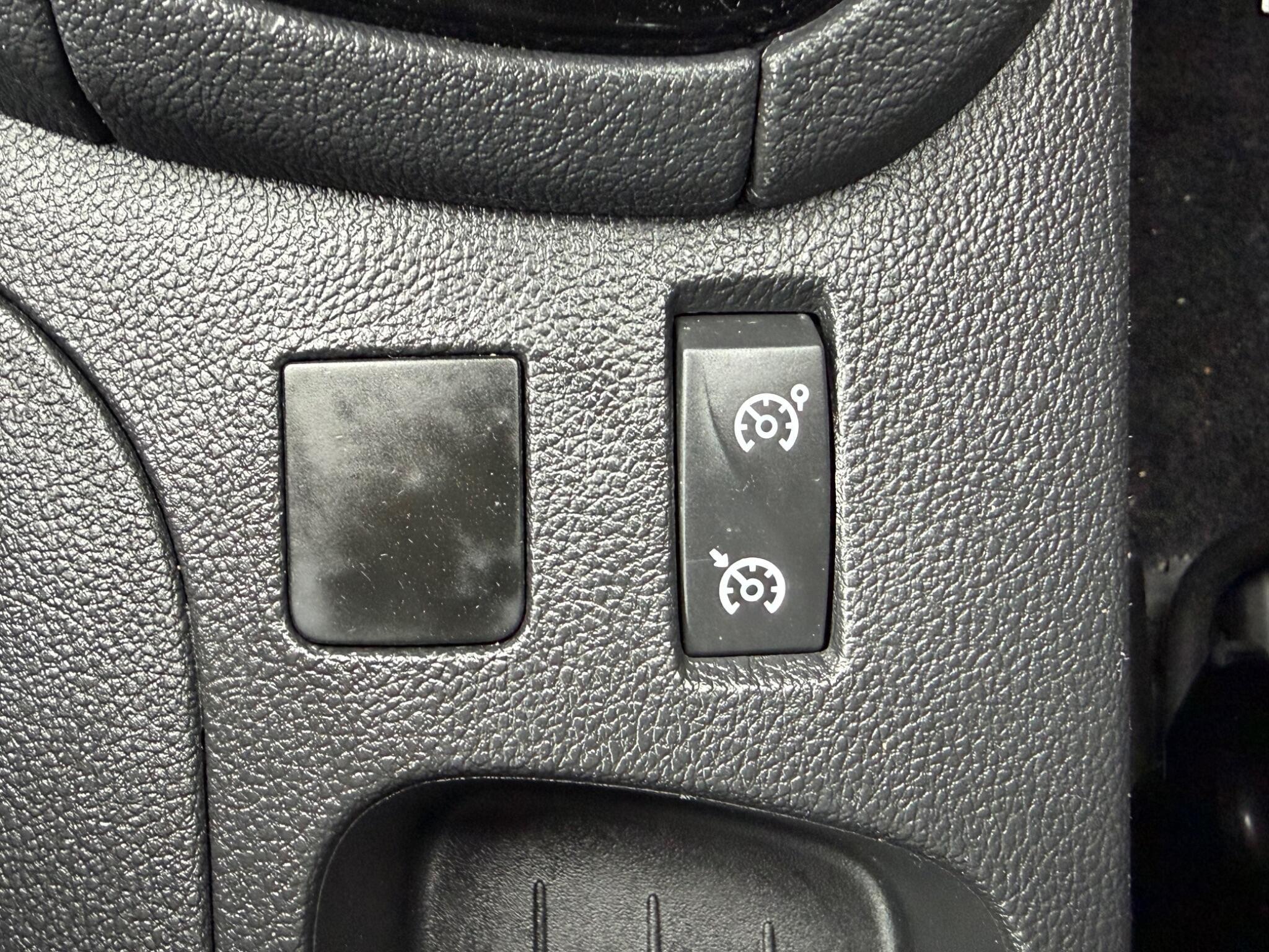 Renault Clio - Image 22