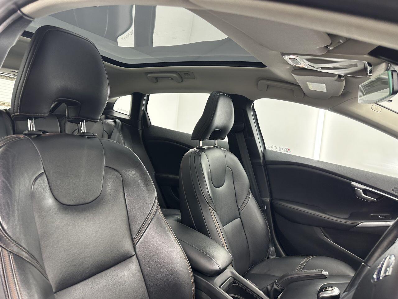 Volvo V40 CROSS COUNTRY - Image 2