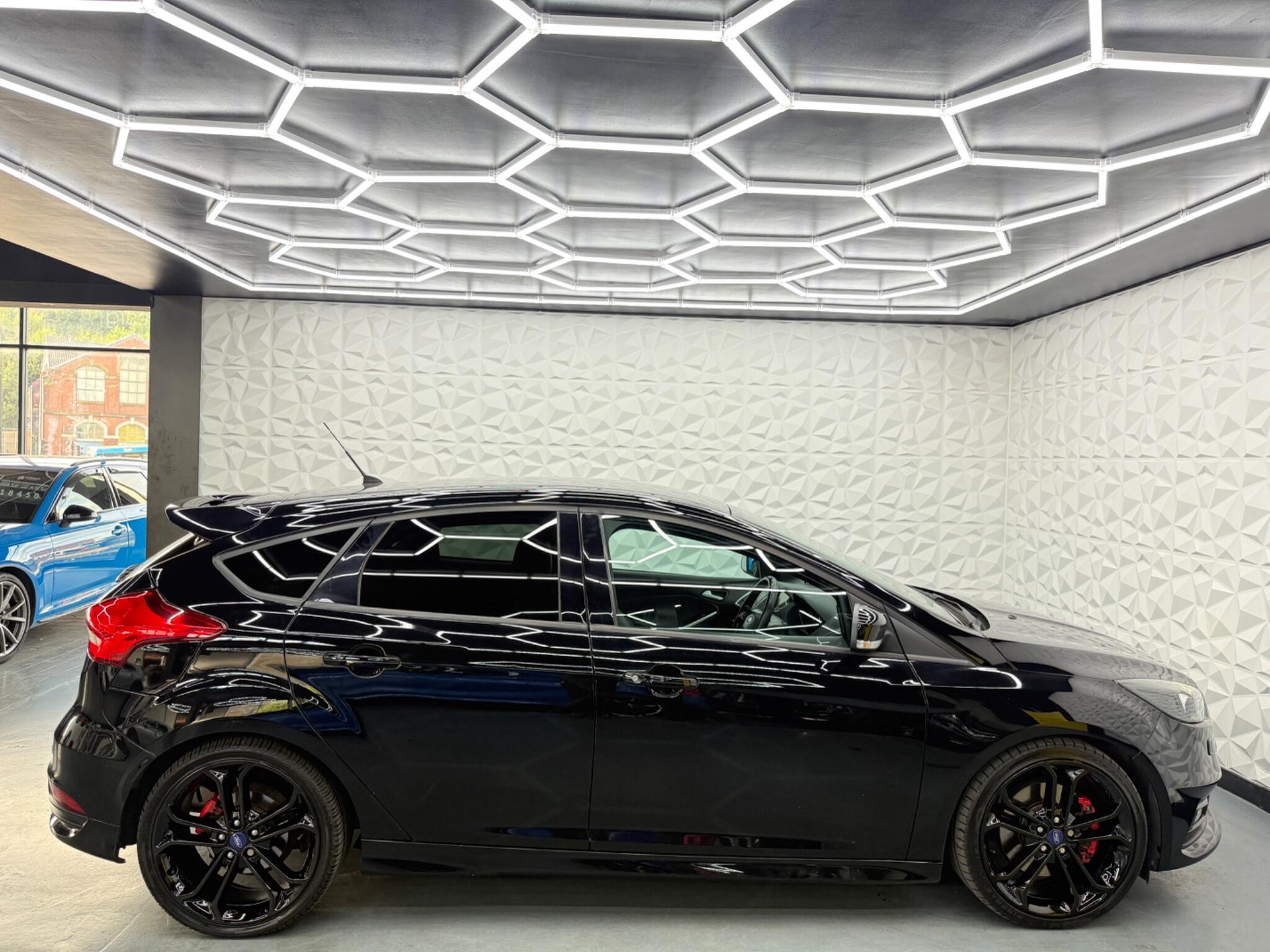 Ford Focus - Image 13