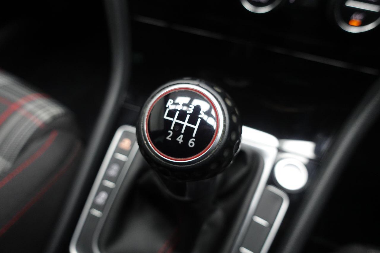 Volkswagen Golf - Image 38