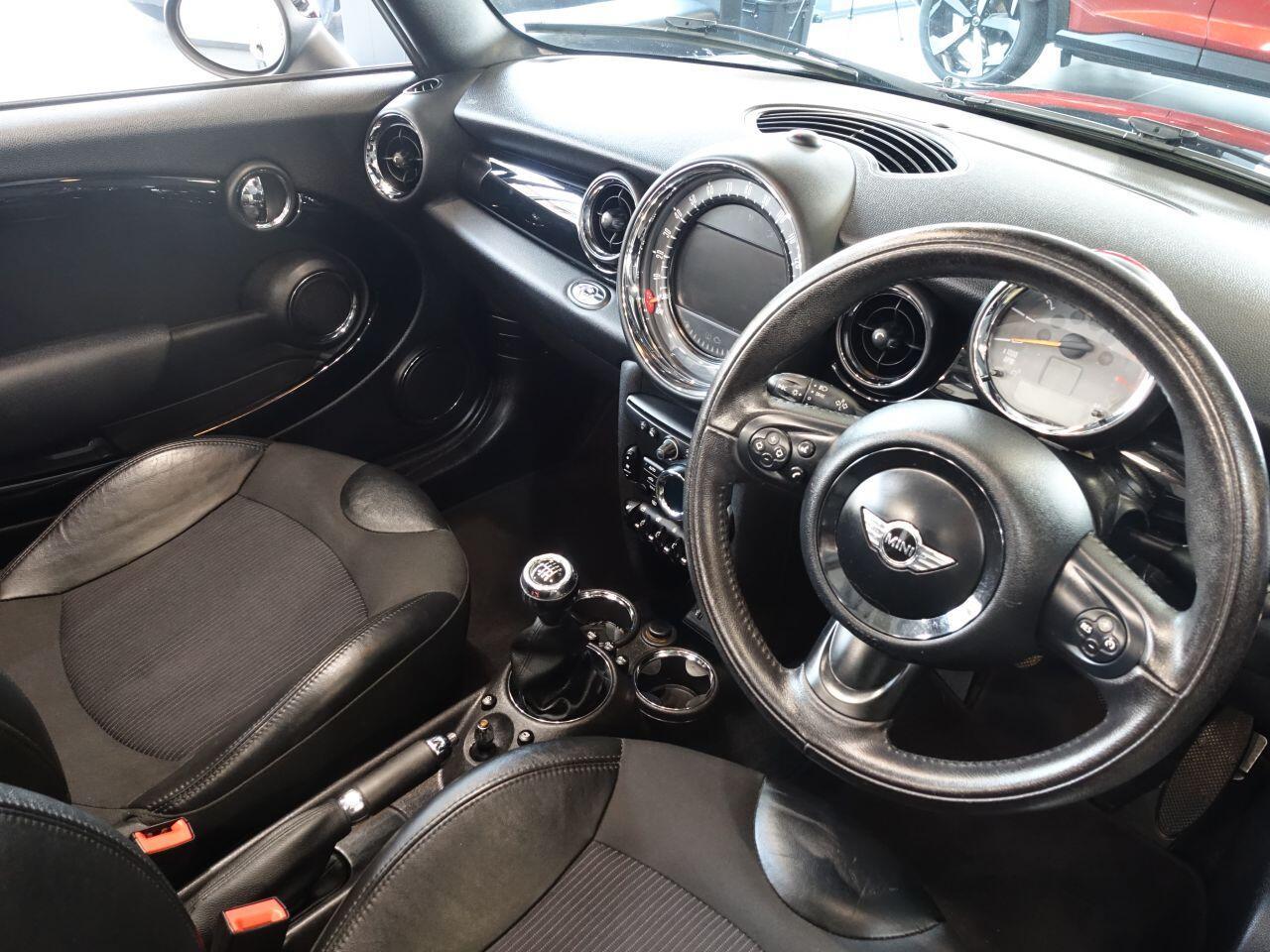 MINI Convertible - Image 2